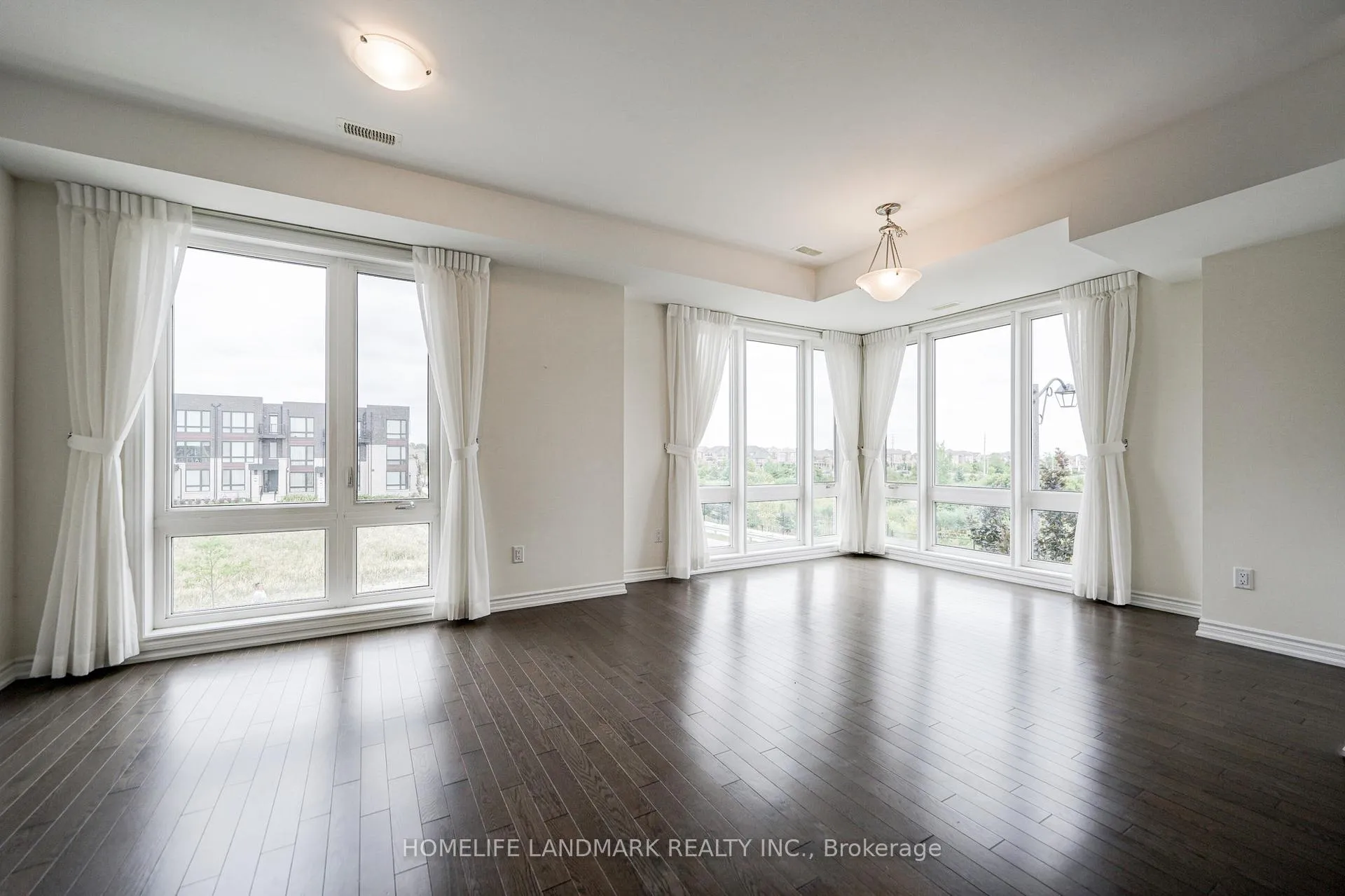 Photo 8 of 24 Fred Wolstenholme Drive, Markham, Victoria Square — HOMEH