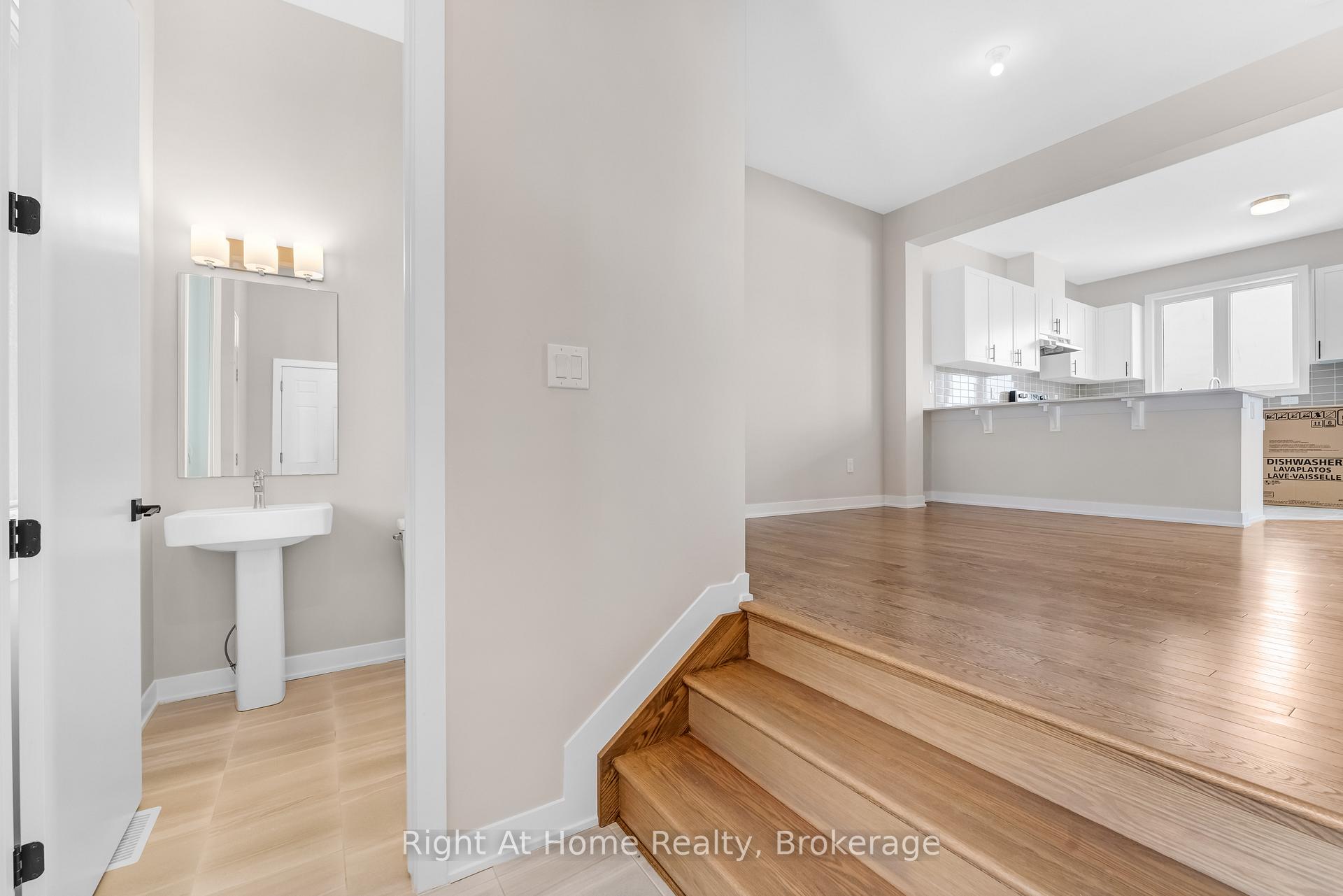 Photo 3 of 672 Expansion Road, Ottawa, Barrhaven - Half Moon Bay — HOMEH