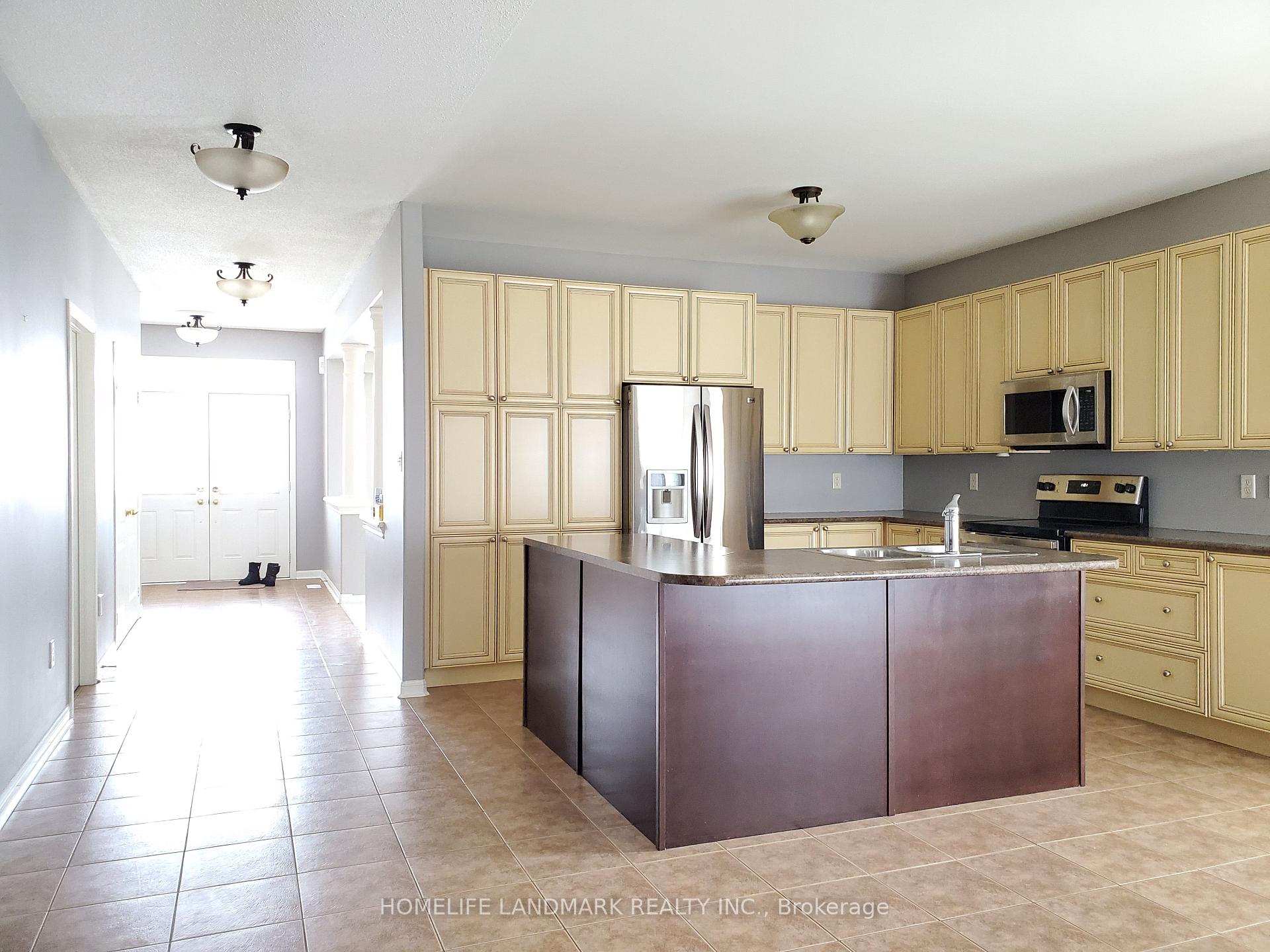 Photo 4 of 139 The Queensway Way, Barrie, Innis-Shore — HOMEH
