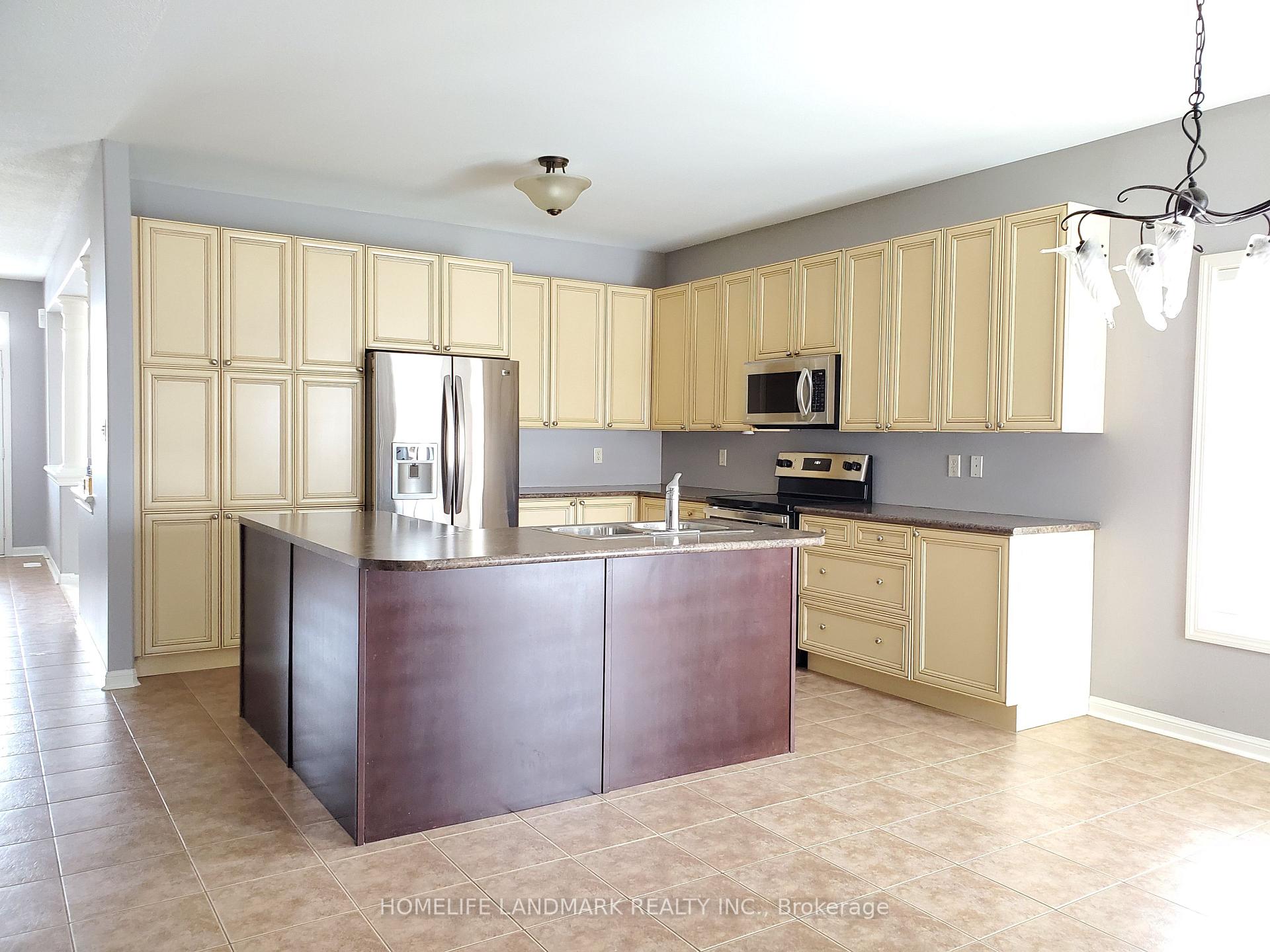 Photo 5 of 139 The Queensway Way, Barrie, Innis-Shore — HOMEH