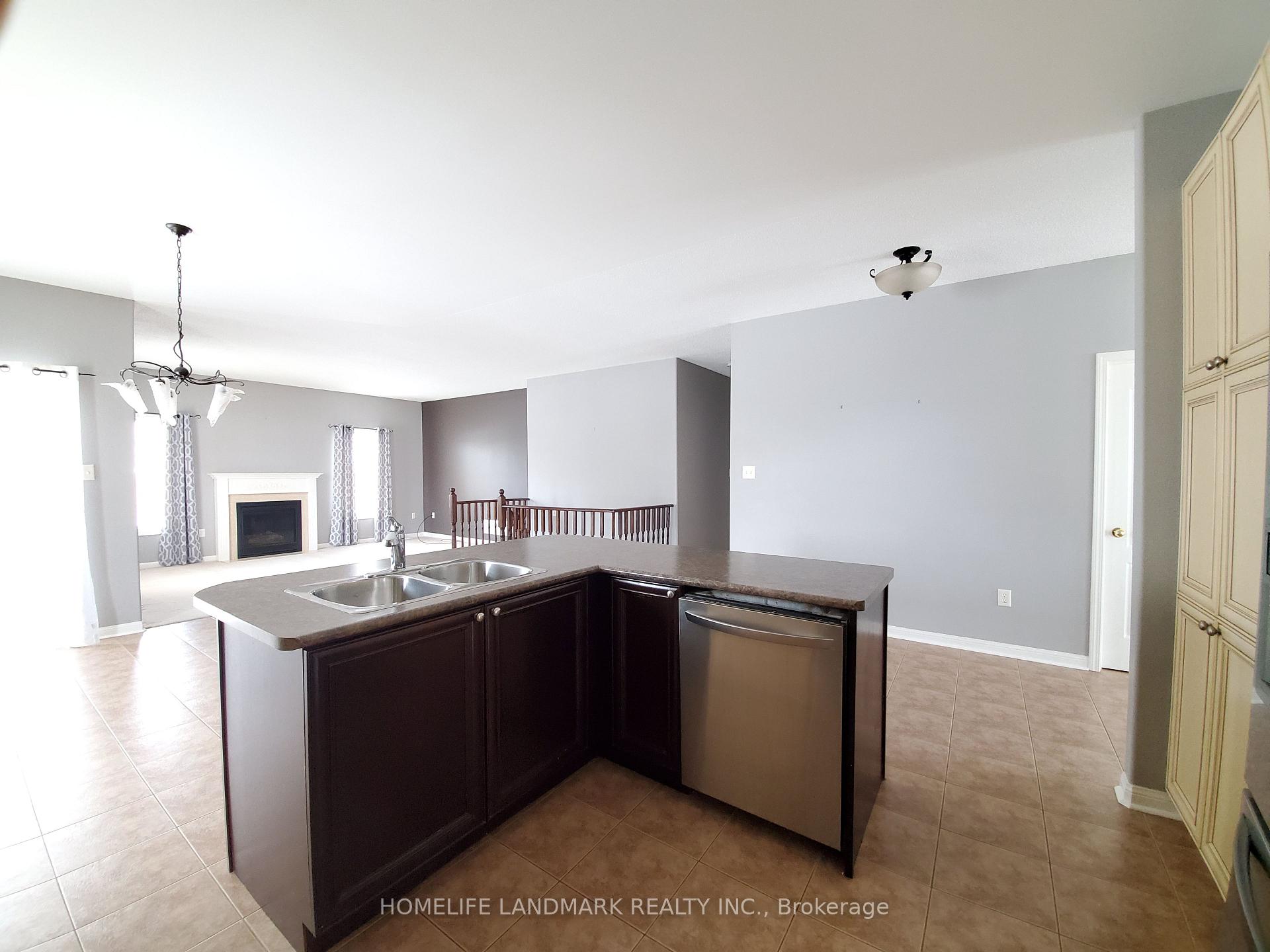 Photo 6 of 139 The Queensway Way, Barrie, Innis-Shore — HOMEH