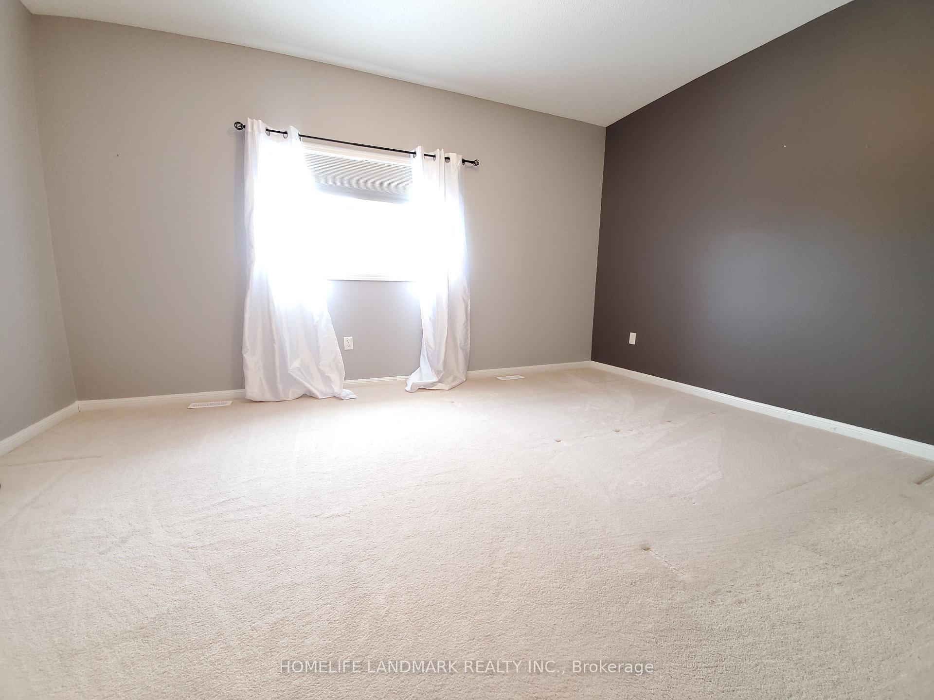 Photo 14 of 139 The Queensway Way, Barrie, Innis-Shore — HOMEH