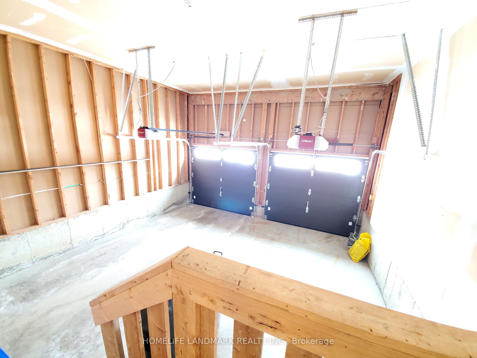 Photo 18 of 139 The Queensway Way, Barrie, Innis-Shore — HOMEH