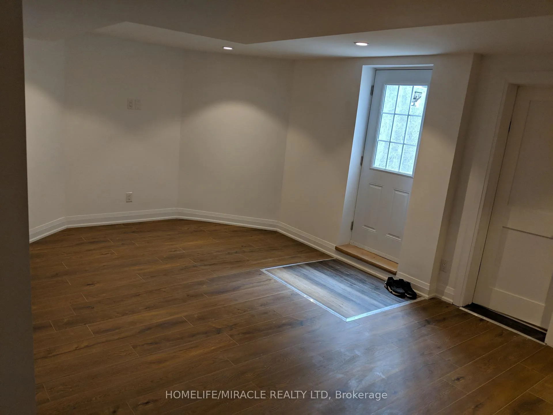 Photo 3 of Unit Bsmt, 37 Santa Barbara Place, Vaughan, East Woodbridge — HOMEH