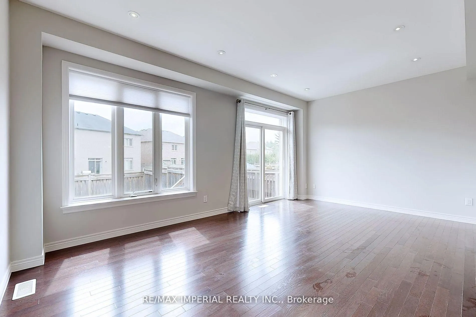 Photo 6 of 39 Millhouse Court, Vaughan, Patterson — HOMEH