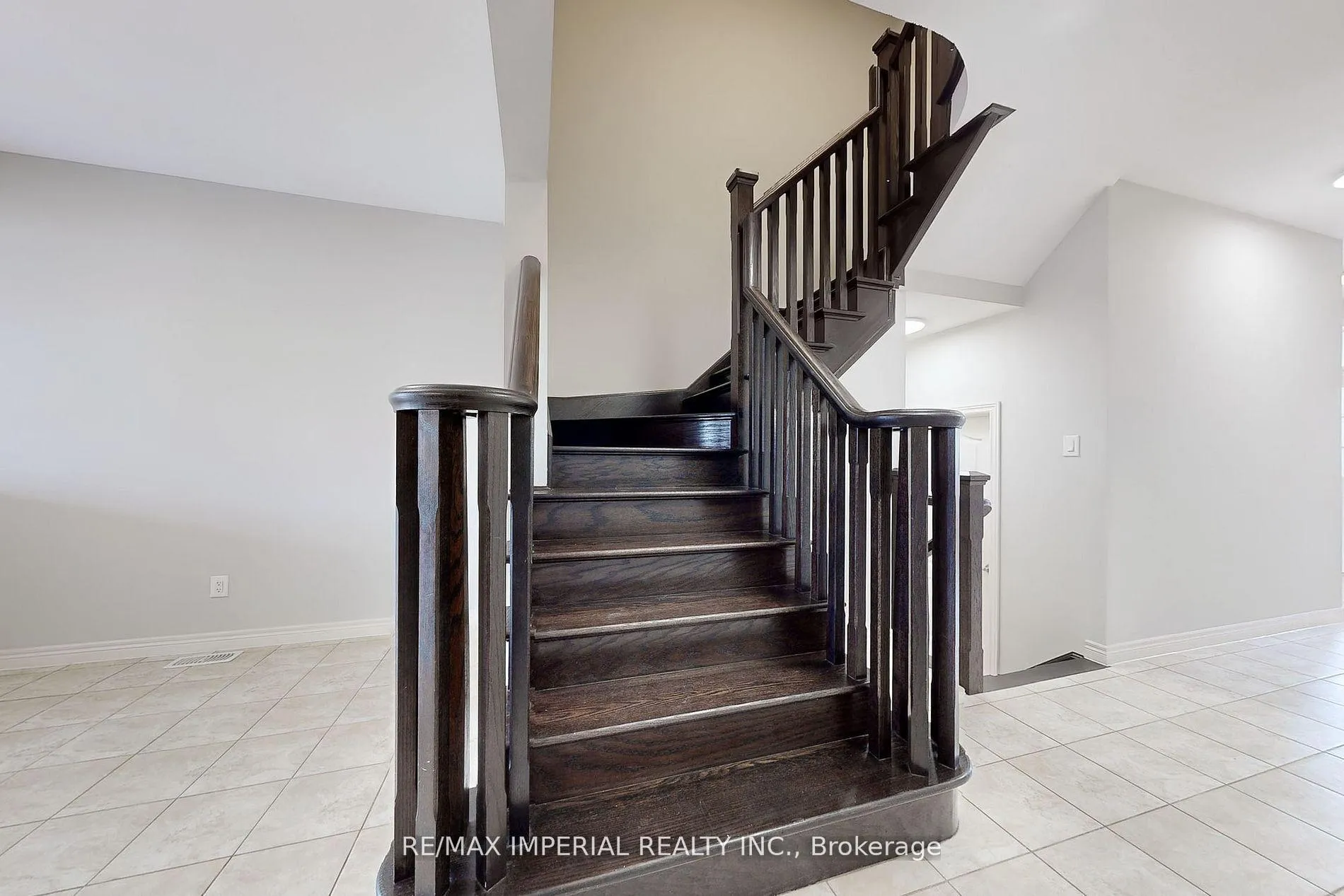 Photo 8 of 39 Millhouse Court, Vaughan, Patterson — HOMEH