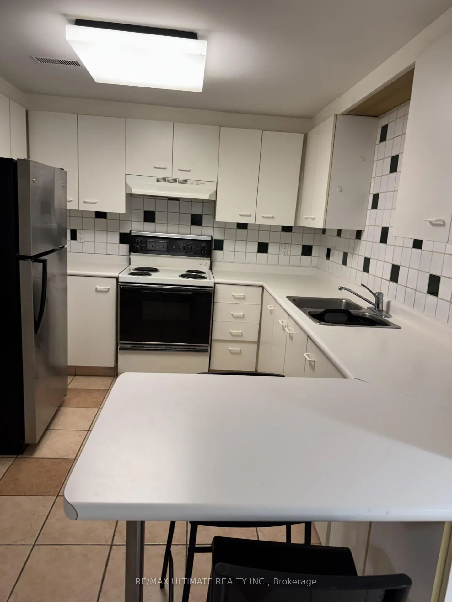 Photo 3 of 39 Cantertrot Court E, Vaughan, Brownridge — HOMEH