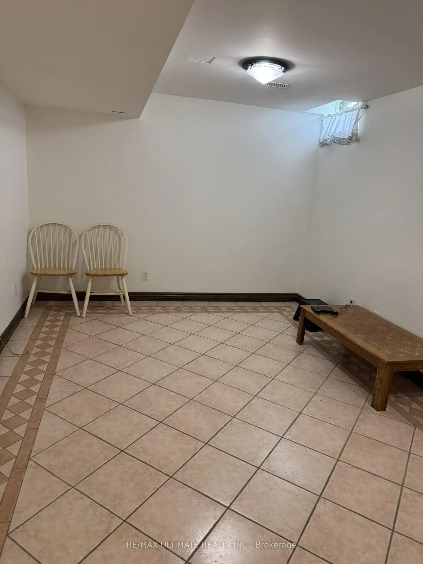 Photo 4 of 39 Cantertrot Court E, Vaughan, Brownridge — HOMEH