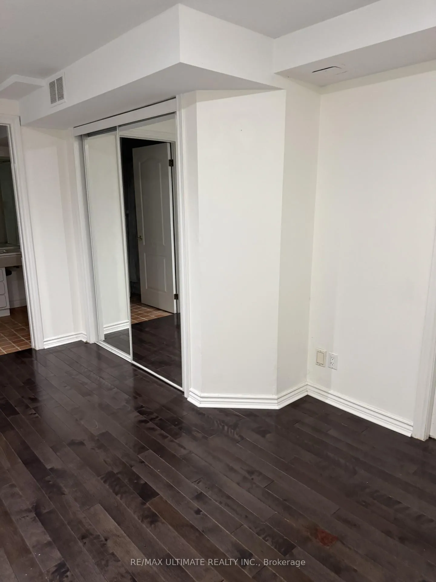 Photo 9 of 39 Cantertrot Court E, Vaughan, Brownridge — HOMEH
