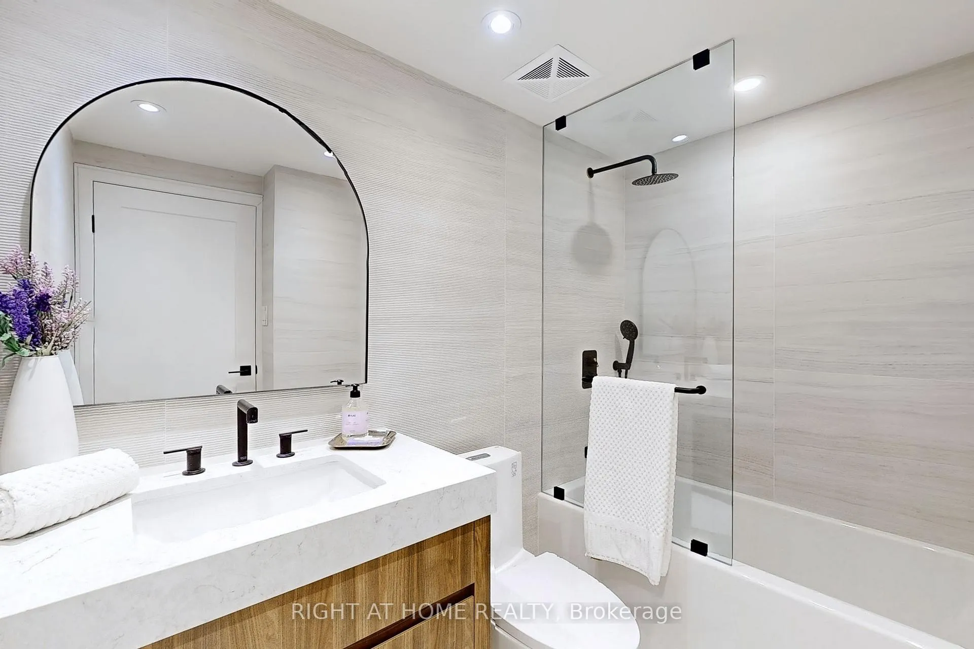Photo 31 of Unit 310, 120 Promenade Circle, Vaughan, Brownridge — HOMEH