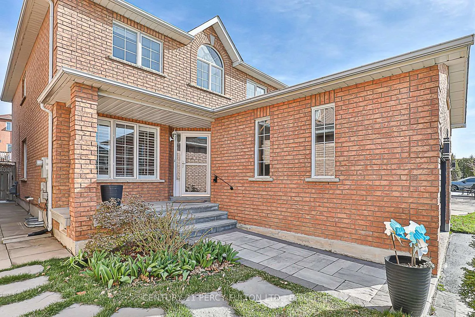 Photo 2 of 151 Rosanna Crescent, Vaughan, Maple — HOMEH