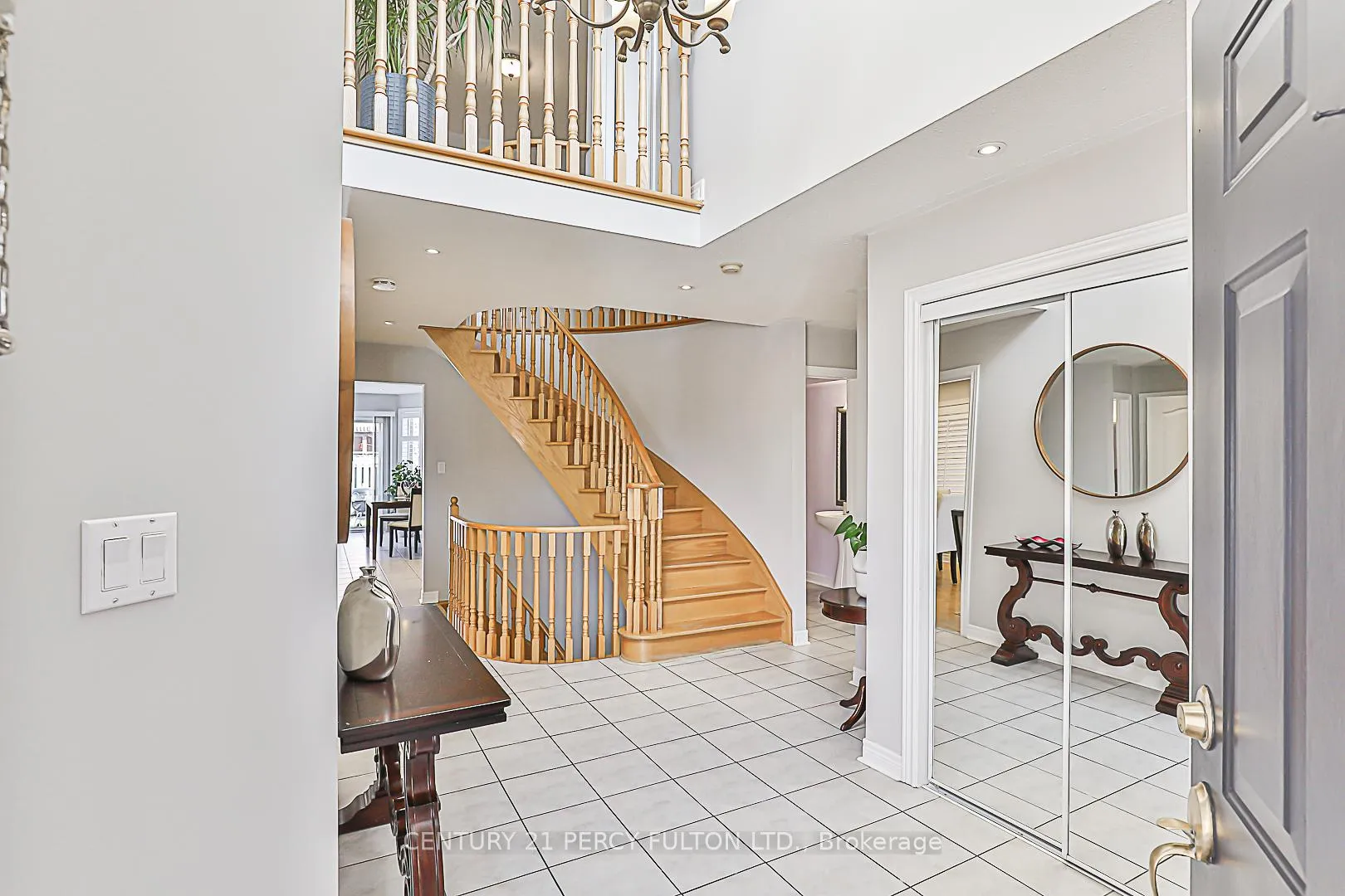 Photo 3 of 151 Rosanna Crescent, Vaughan, Maple — HOMEH