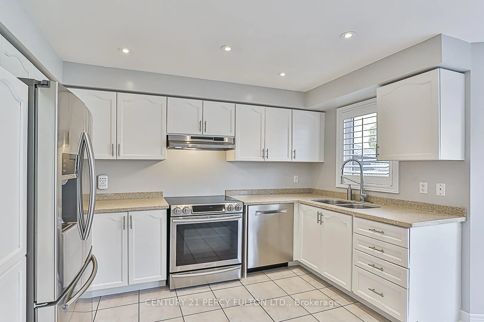 Photo 10 of 151 Rosanna Crescent, Vaughan, Maple — HOMEH