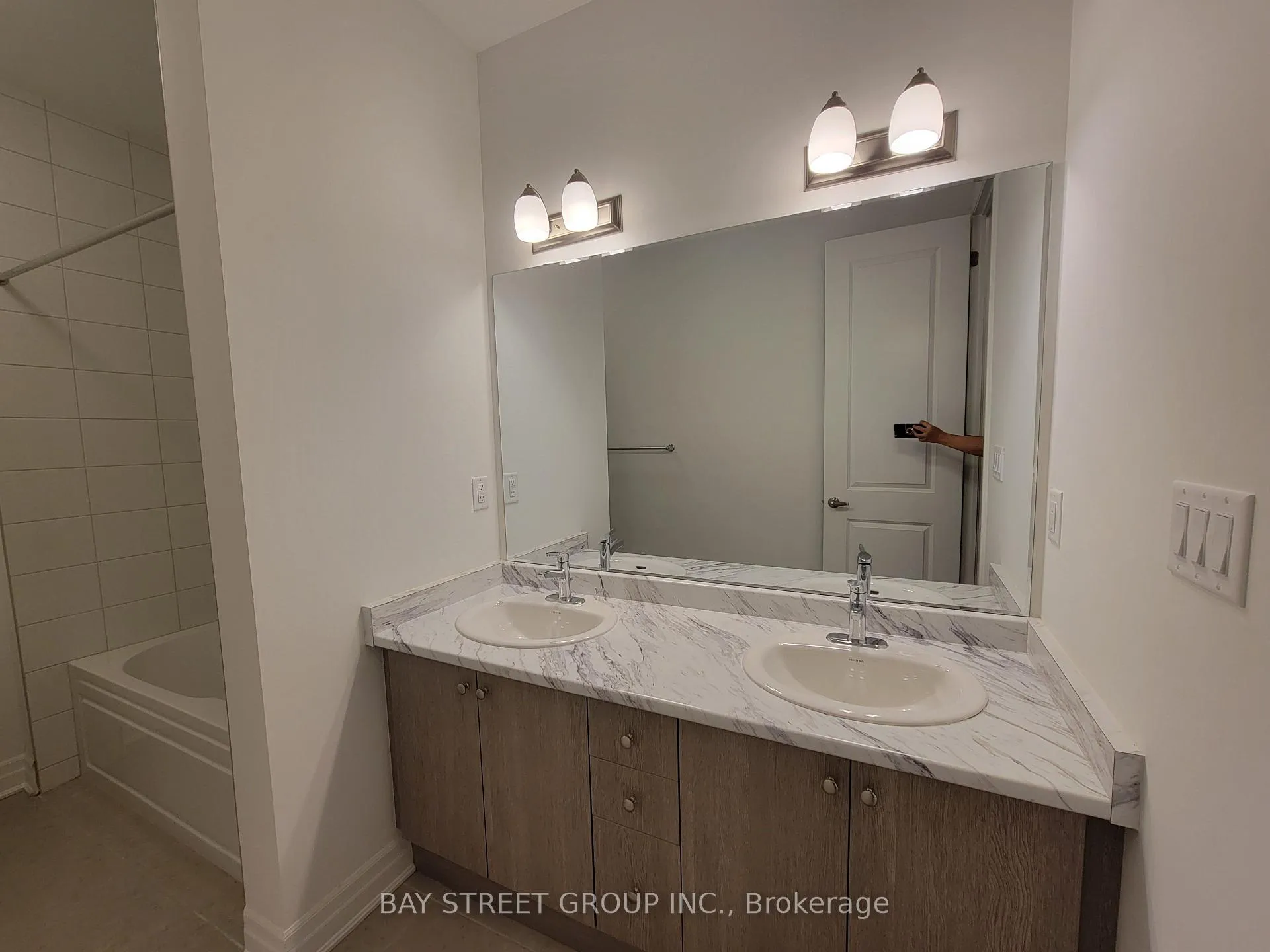 Photo 22 of Unit Upper, 1903 Narcissus Gardens, Pickering, Rural Pickering — HOMEH