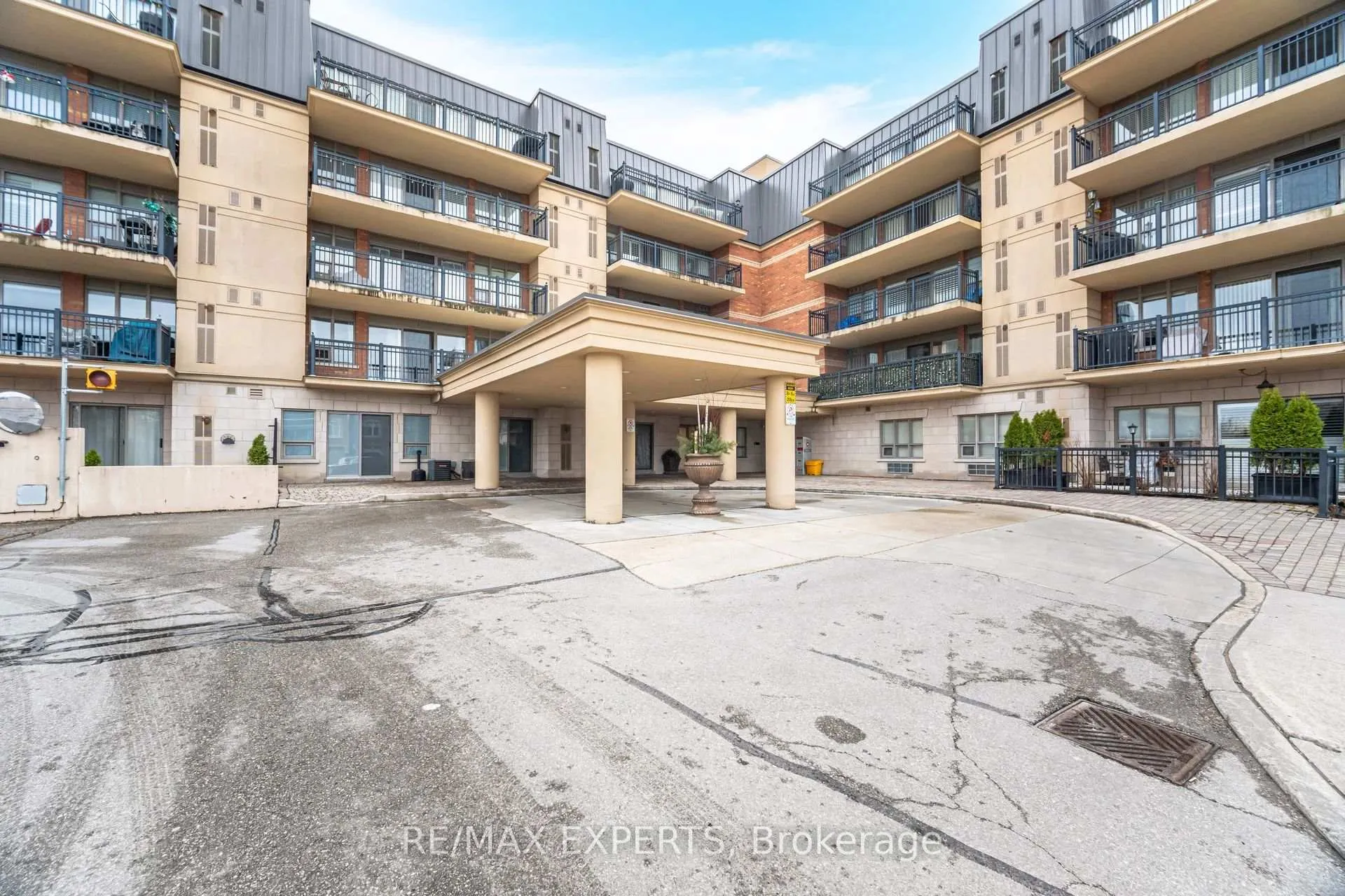 Photo 2 of Unit 403, 8026 Kipling Avenue W, Vaughan, West Woodbridge — HOMEH