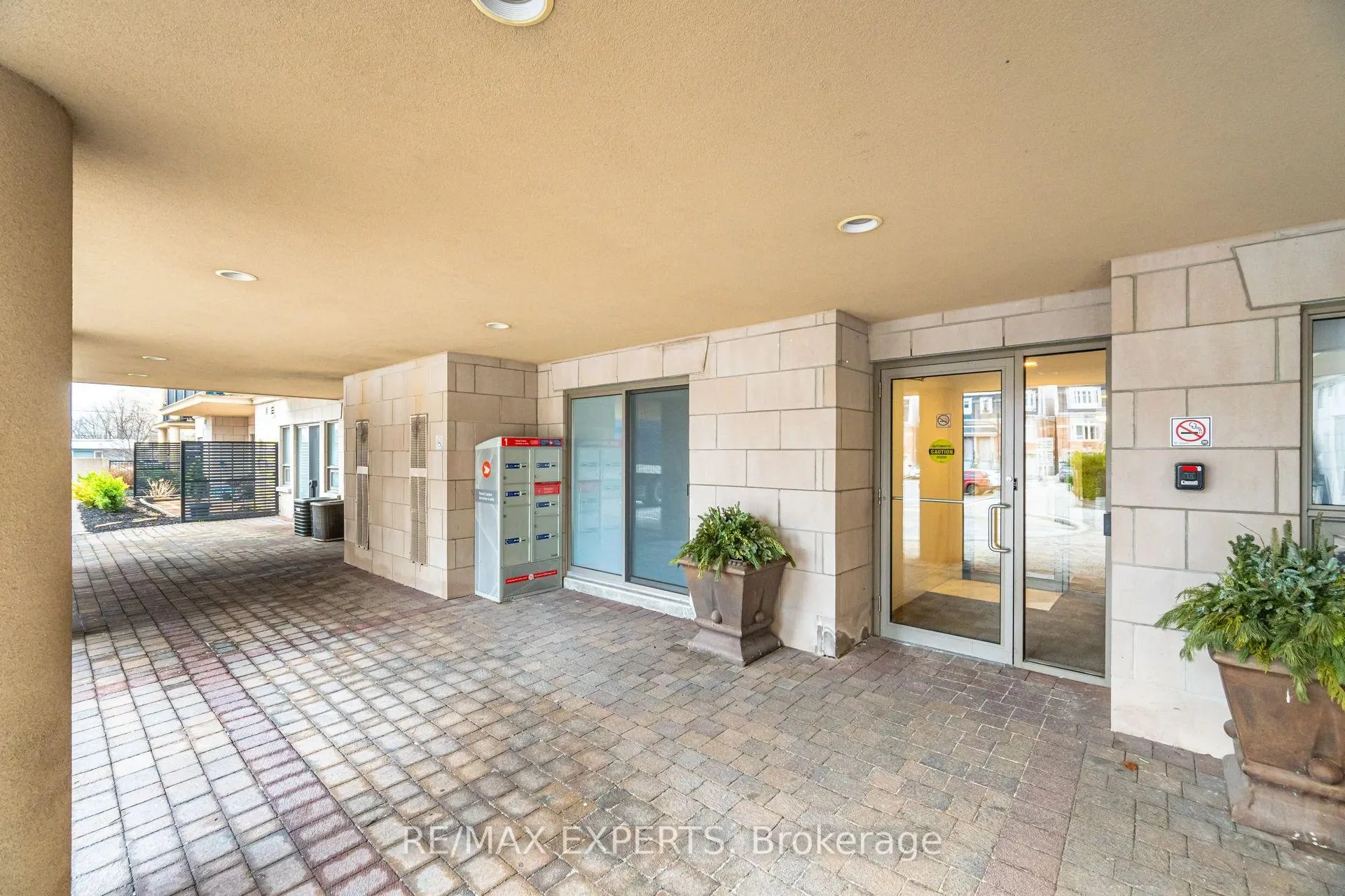 Photo 3 of Unit 403, 8026 Kipling Avenue W, Vaughan, West Woodbridge — HOMEH
