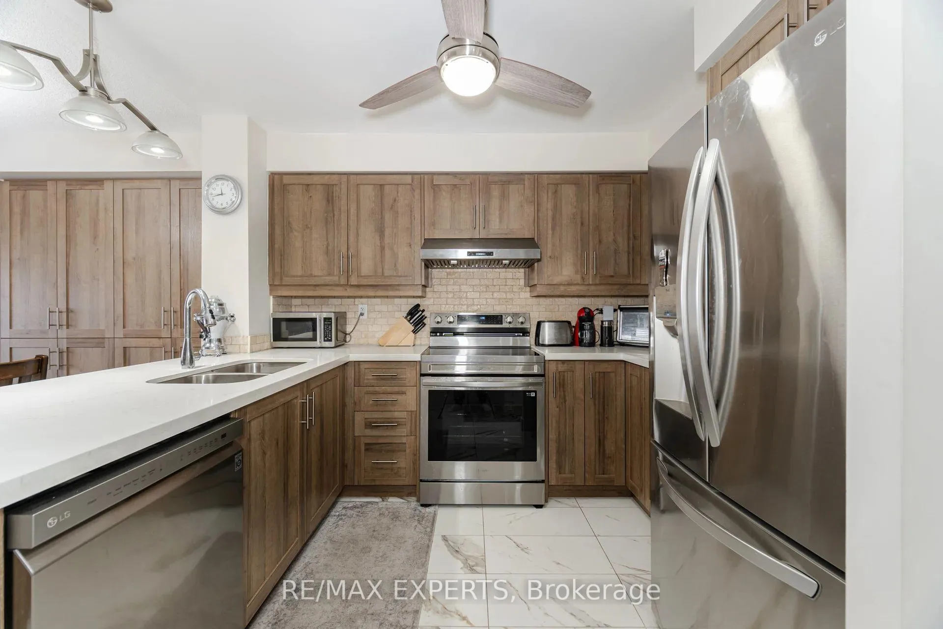 Photo 8 of Unit 403, 8026 Kipling Avenue W, Vaughan, West Woodbridge — HOMEH