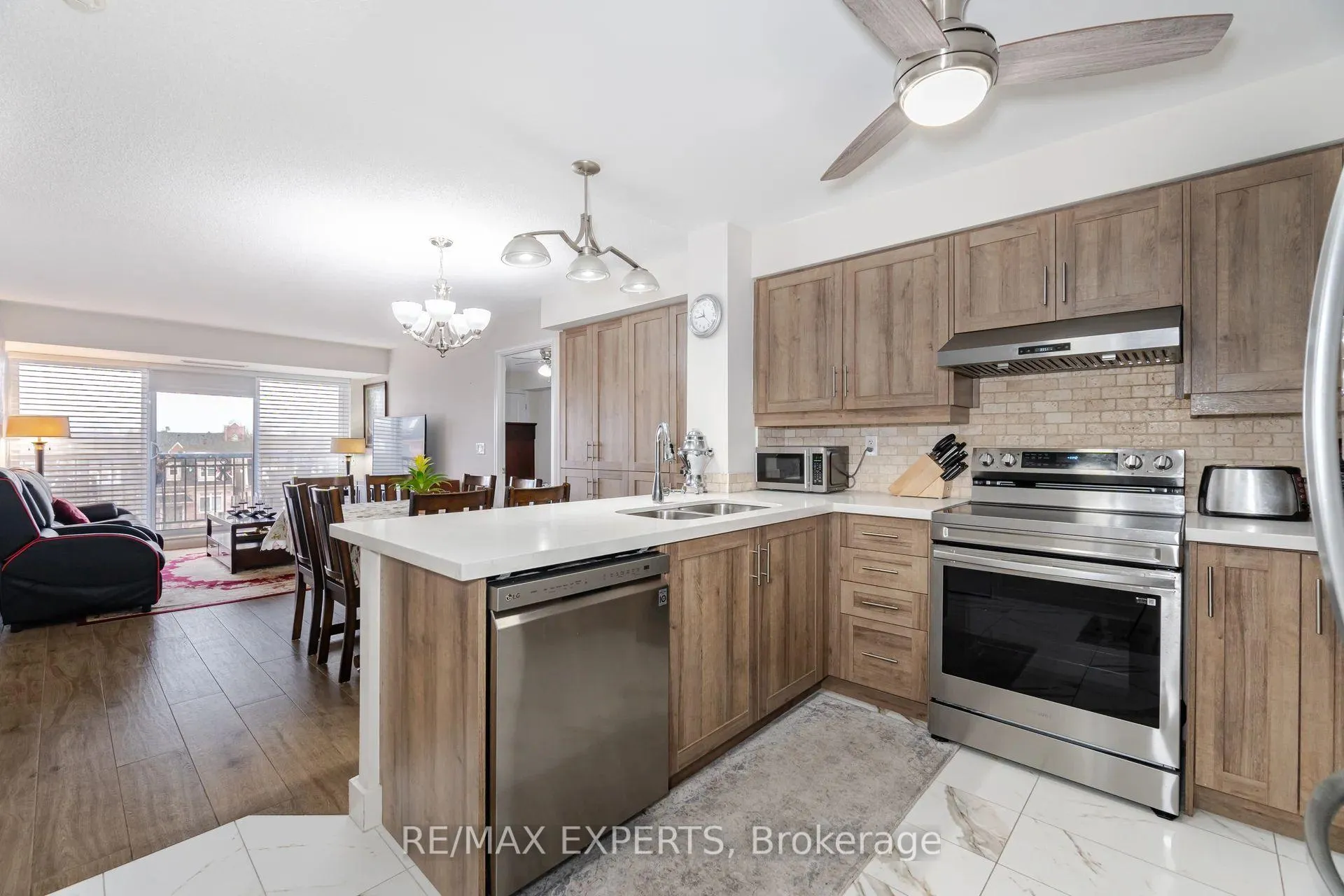 Photo 11 of Unit 403, 8026 Kipling Avenue W, Vaughan, West Woodbridge — HOMEH