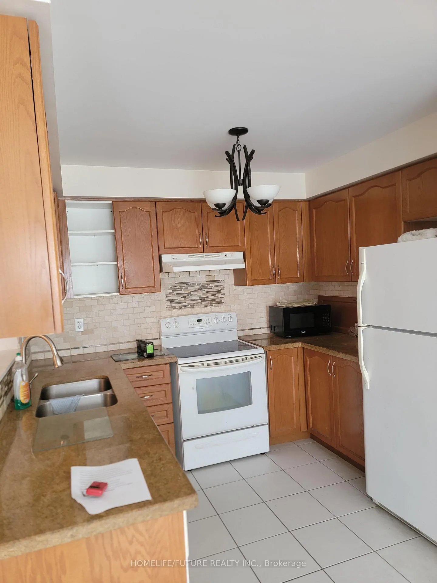 Photo 3 of 28 Pardon Avenue, Whitby, Williamsburg — HOMEH