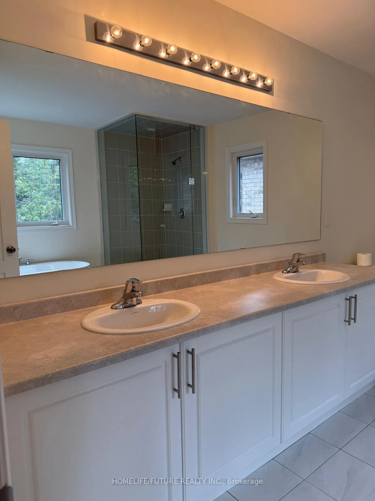 Photo 4 of 122 North Garden Boulevard, Scugog, Port Perry — HOMEH