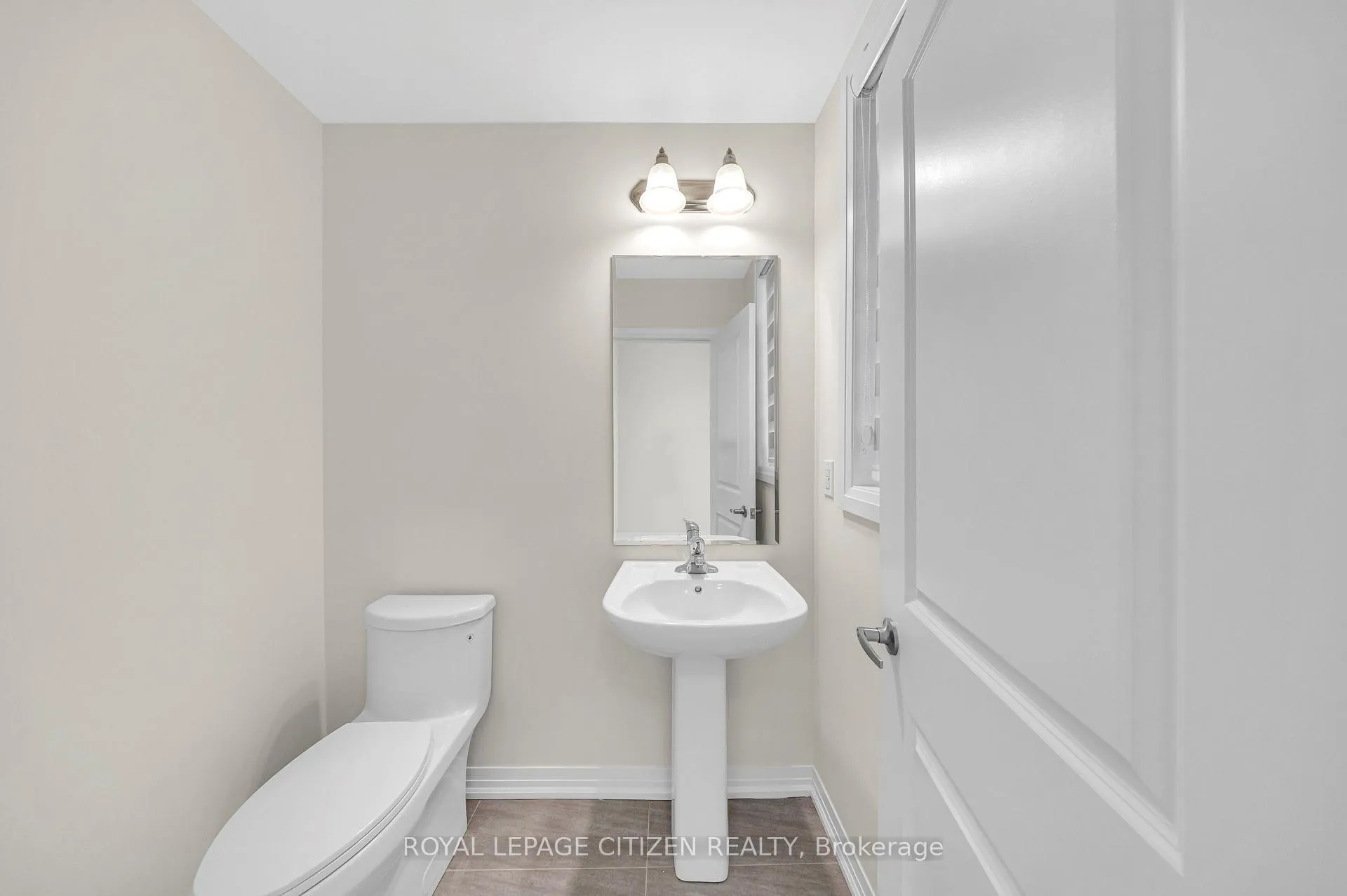 Photo 4 of 1111 Zircon Manor, Pickering, Rural Pickering — HOMEH