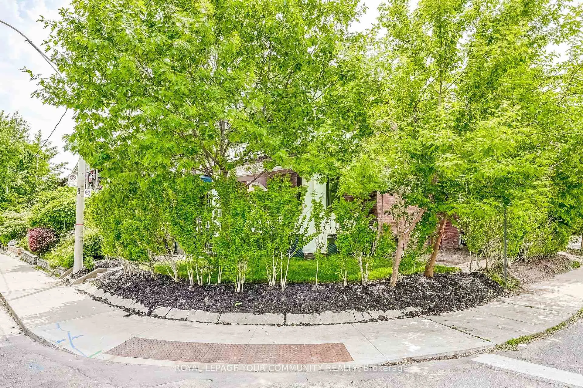 Photo 2 of Unit 2, 44 Wineva Avenue, Toronto, The Beaches — HOMEH