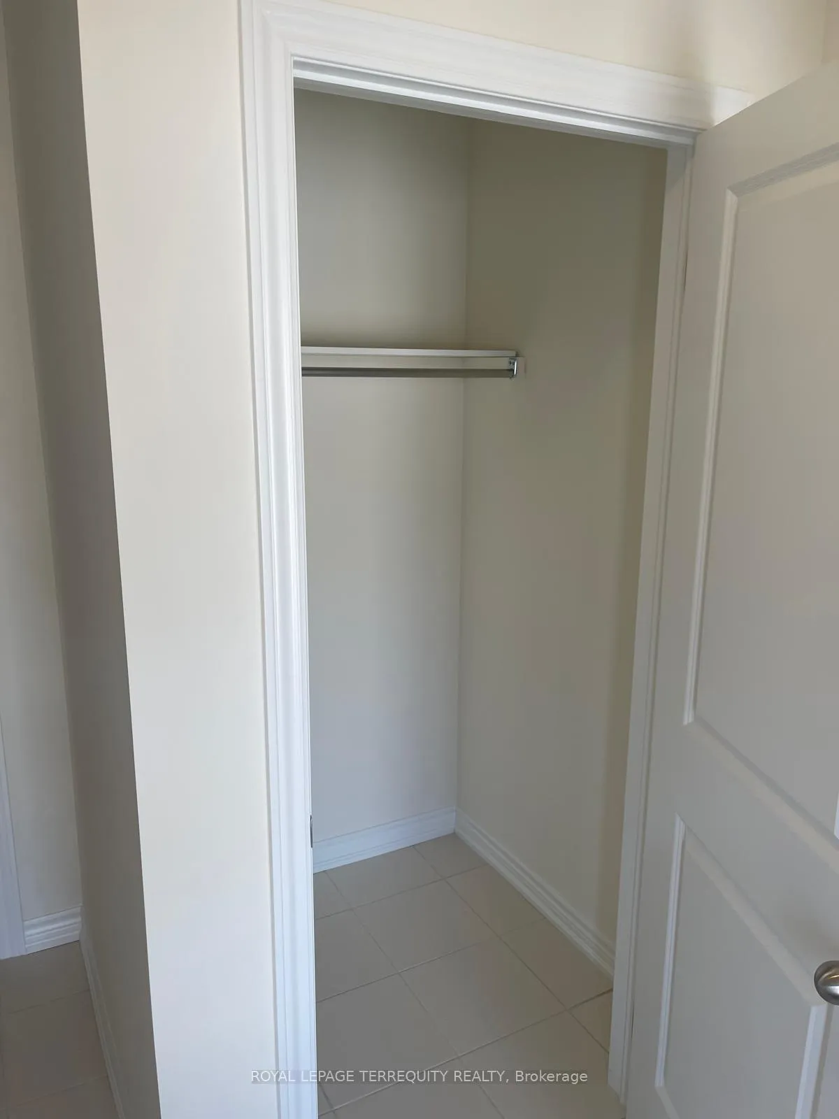 Photo 3 of 1146 Cameo Street, Pickering, Rural Pickering — HOMEH