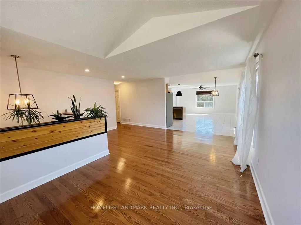 Photo 4 of Unit Upper, 835 Grandview Street N, Oshawa, Pinecrest — HOMEH