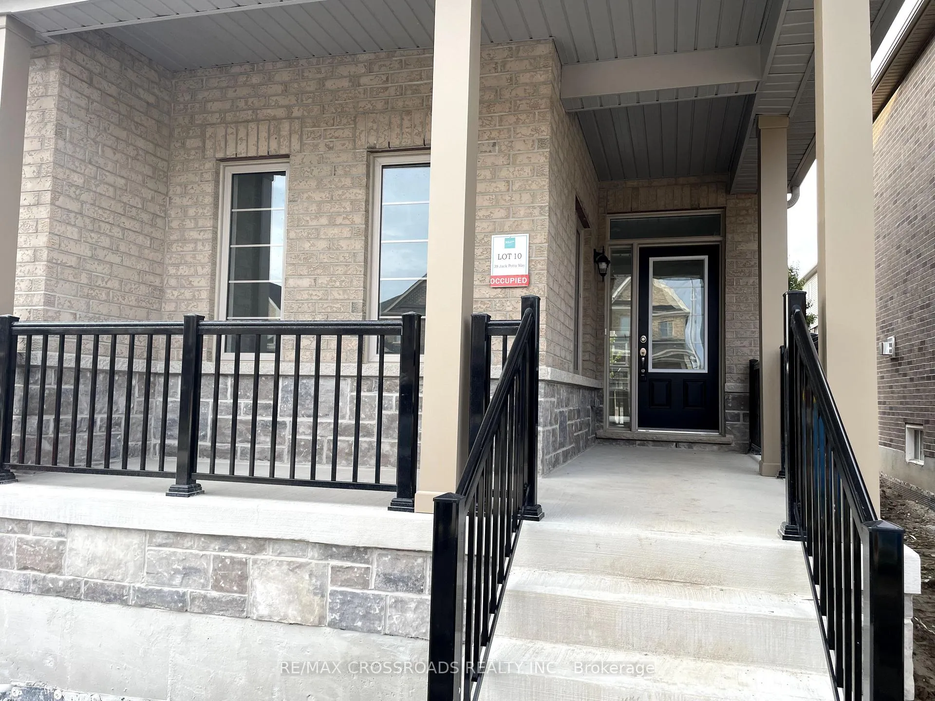 Photo 2 of 38 Jack Potts Way, Clarington, Courtice — HOMEH