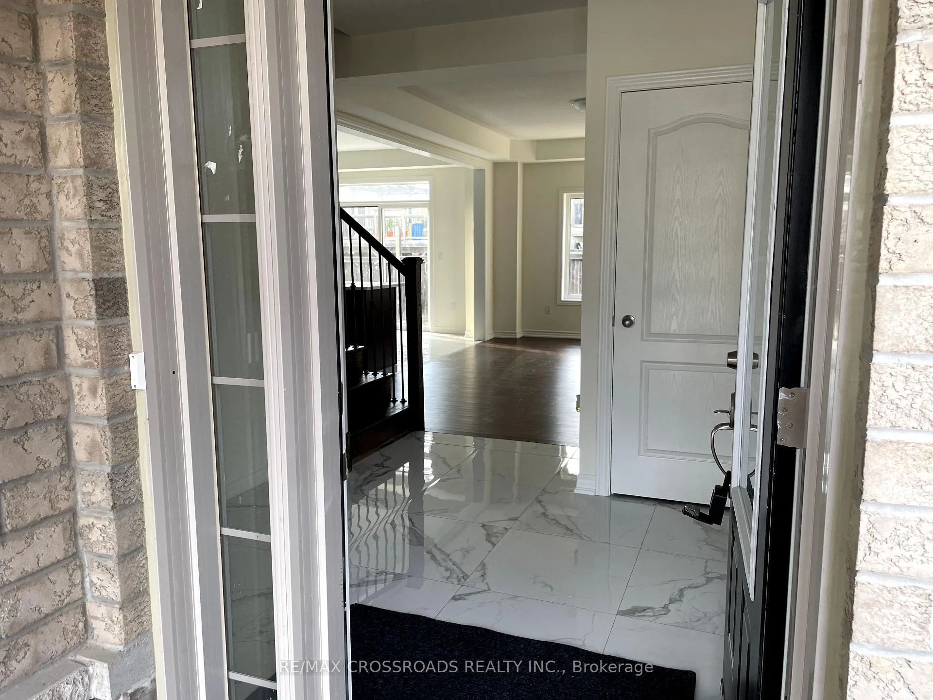 Photo 3 of 38 Jack Potts Way, Clarington, Courtice — HOMEH