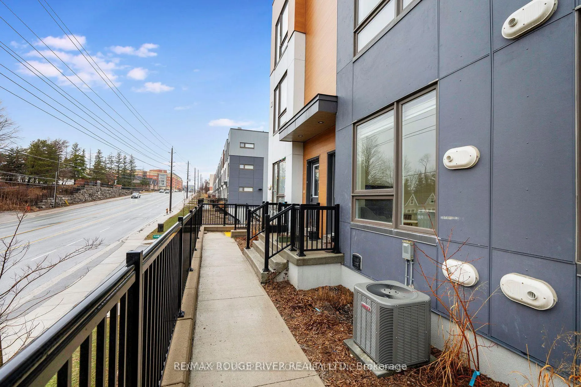 Photo 2 of 1608 Pleasure Valley Path, Oshawa, Samac — HOMEH