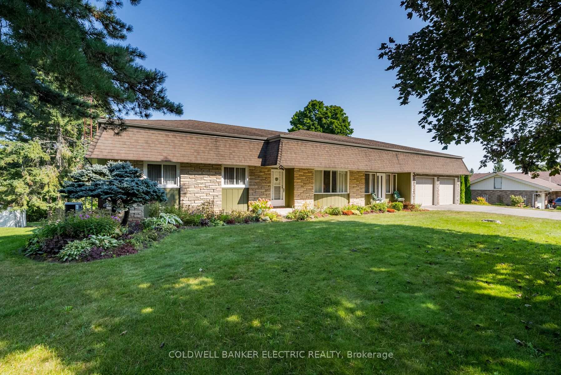 Front of 2534 Sherbrooke Street W