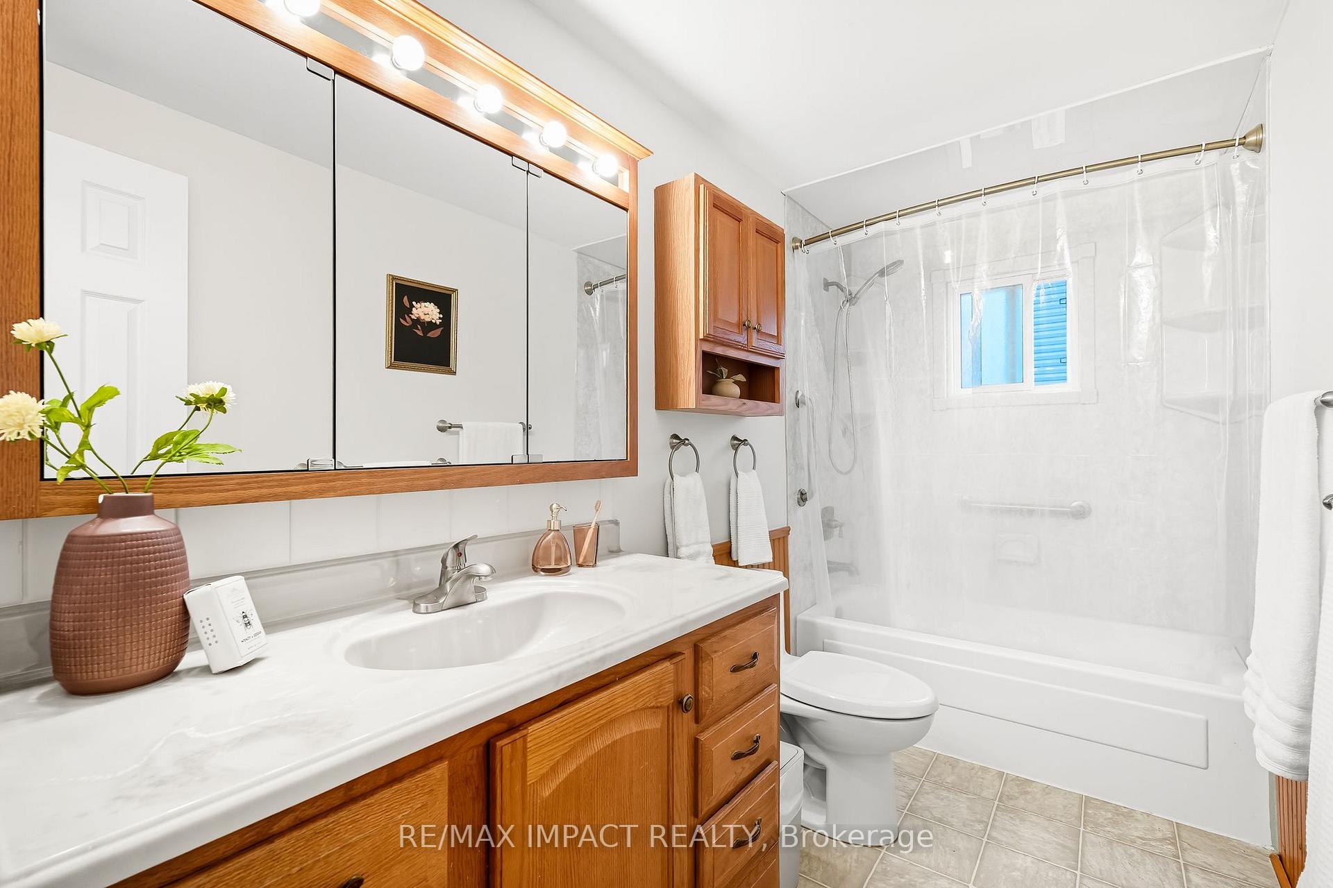 Photo 15 of 25 Roser Crescent, Clarington, Bowmanville — HOMEH