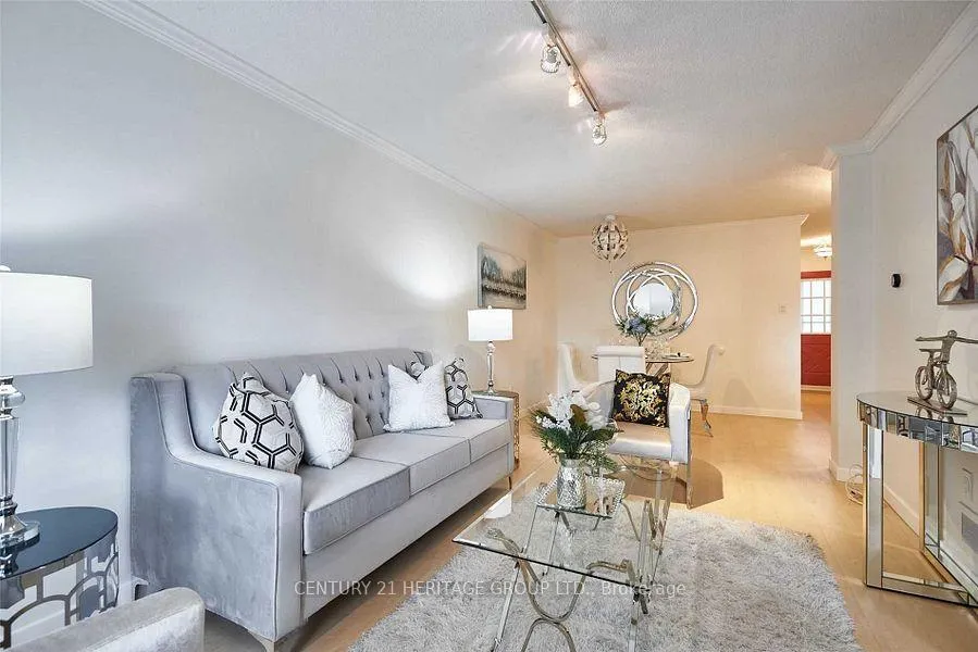 Photo 4 of 32 Greenfield Crescent, Whitby, Blue Grass Meadows — HOMEH