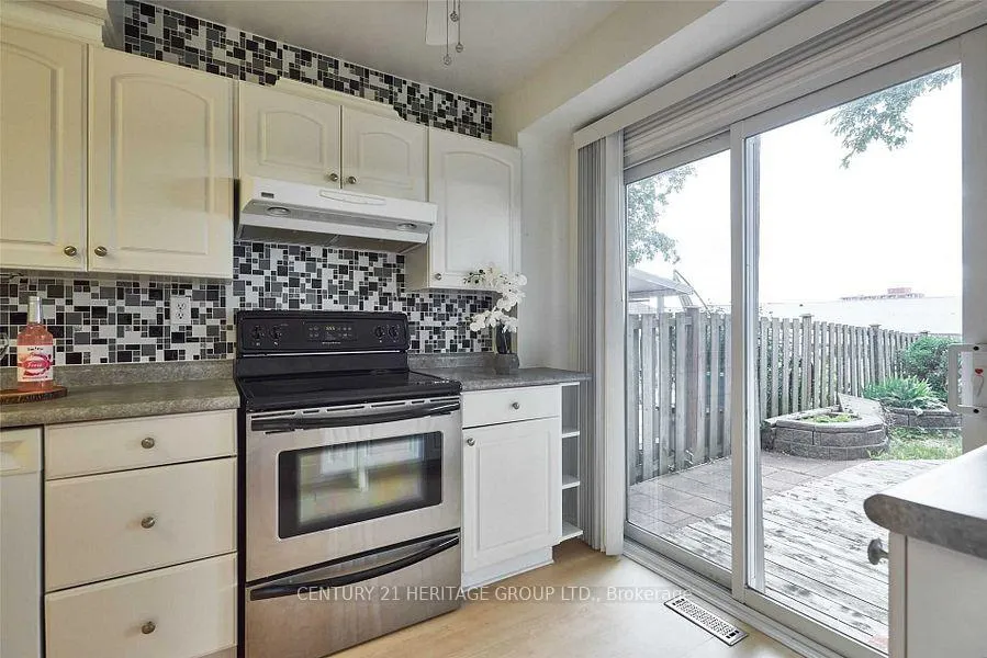 Photo 8 of 32 Greenfield Crescent, Whitby, Blue Grass Meadows — HOMEH