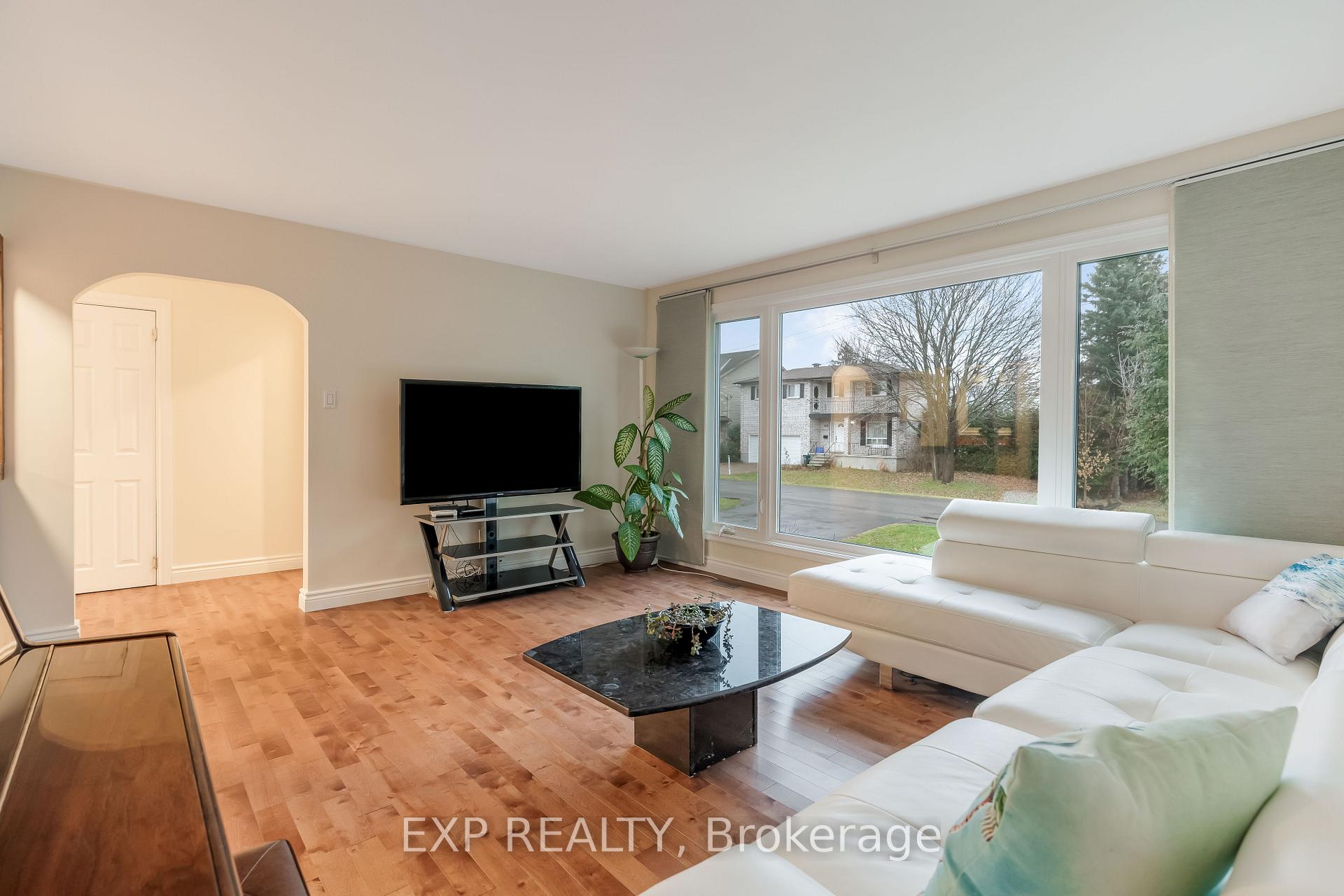 Photo 3 of 3732 Alderwood Street, Ottawa, Emerald Woods/Sawmill Creek — HOMEH