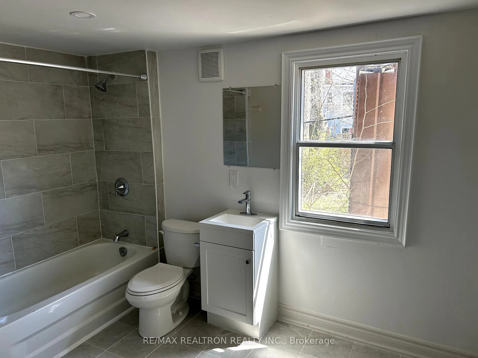 Photo 4 of Unit 3, 1295 Gerrard Street E, Toronto, Greenwood-Coxwell — HOMEH