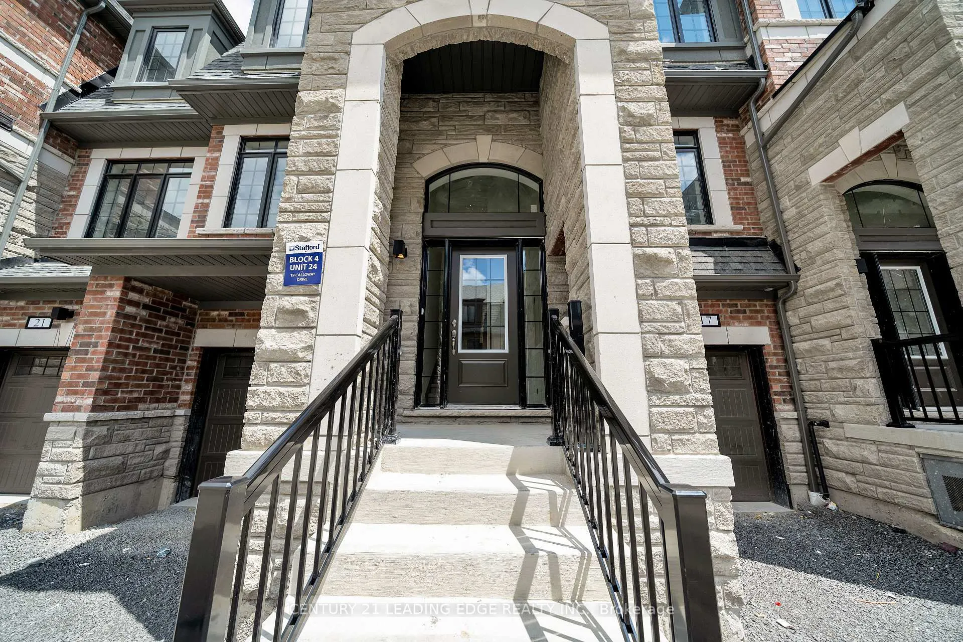 Photo 2 of 19 Calloway Way, Whitby, Downtown Whitby — HOMEH