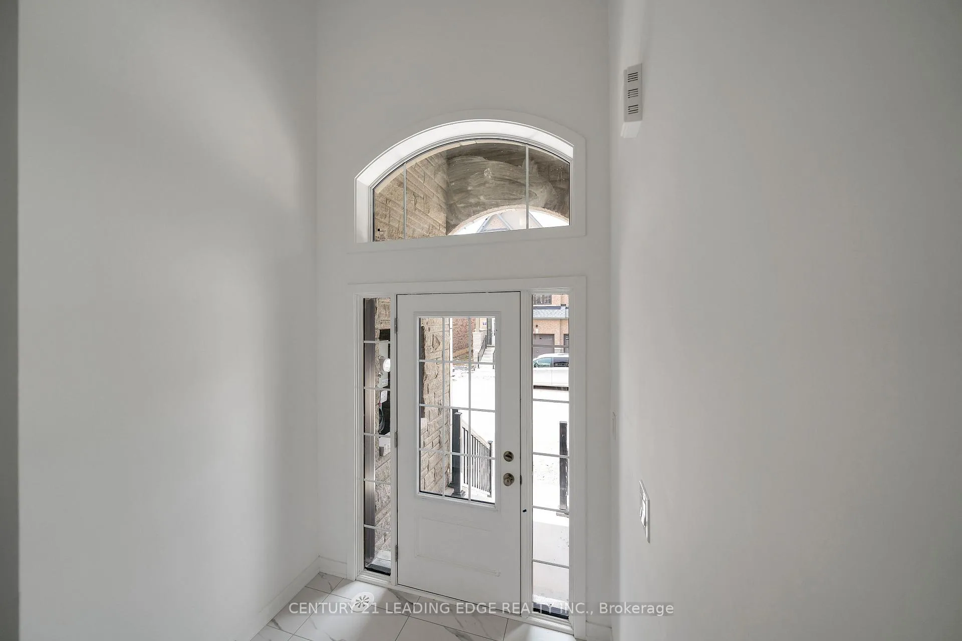 Photo 3 of 19 Calloway Way, Whitby, Downtown Whitby — HOMEH