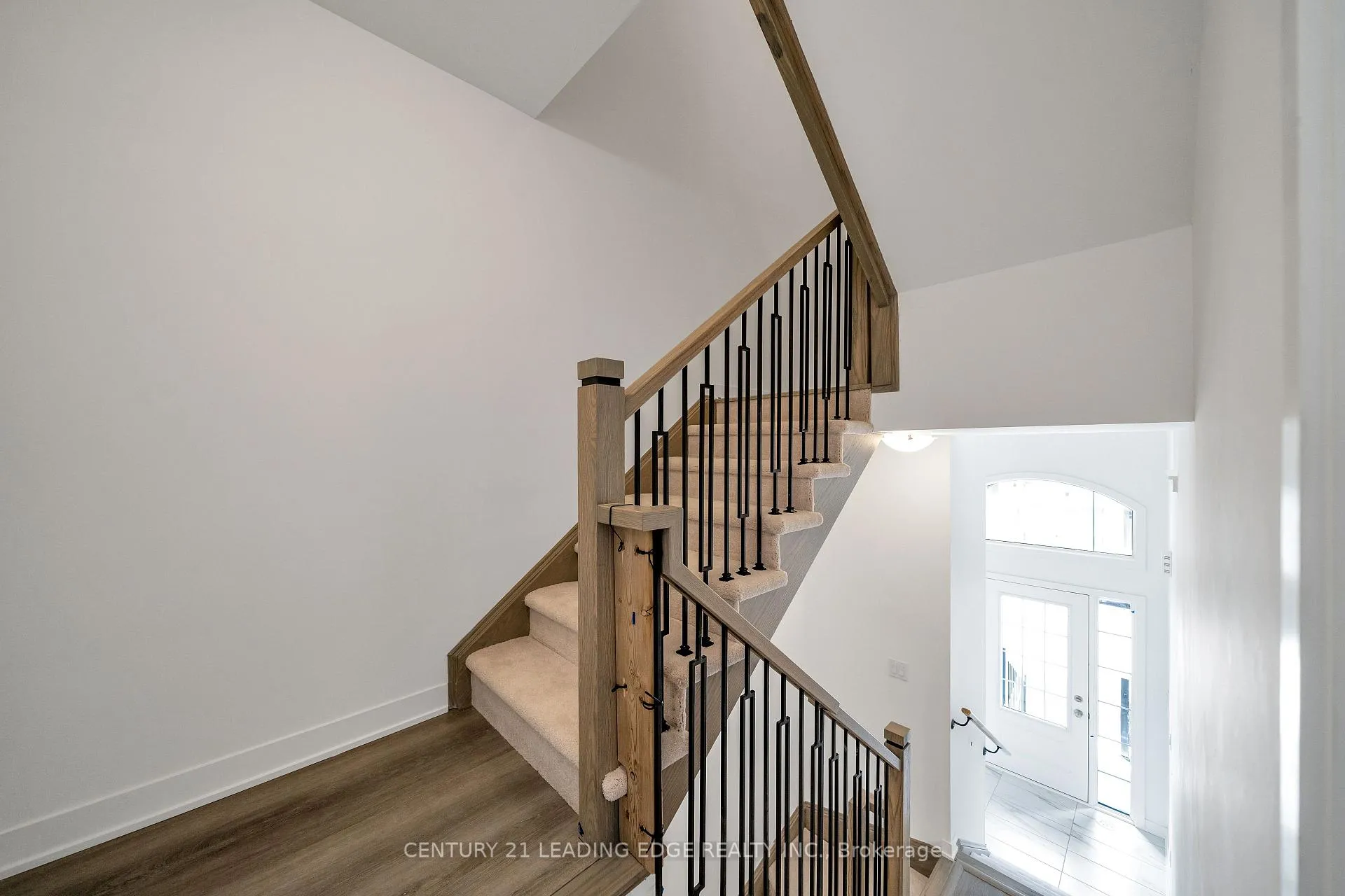 Photo 4 of 19 Calloway Way, Whitby, Downtown Whitby — HOMEH