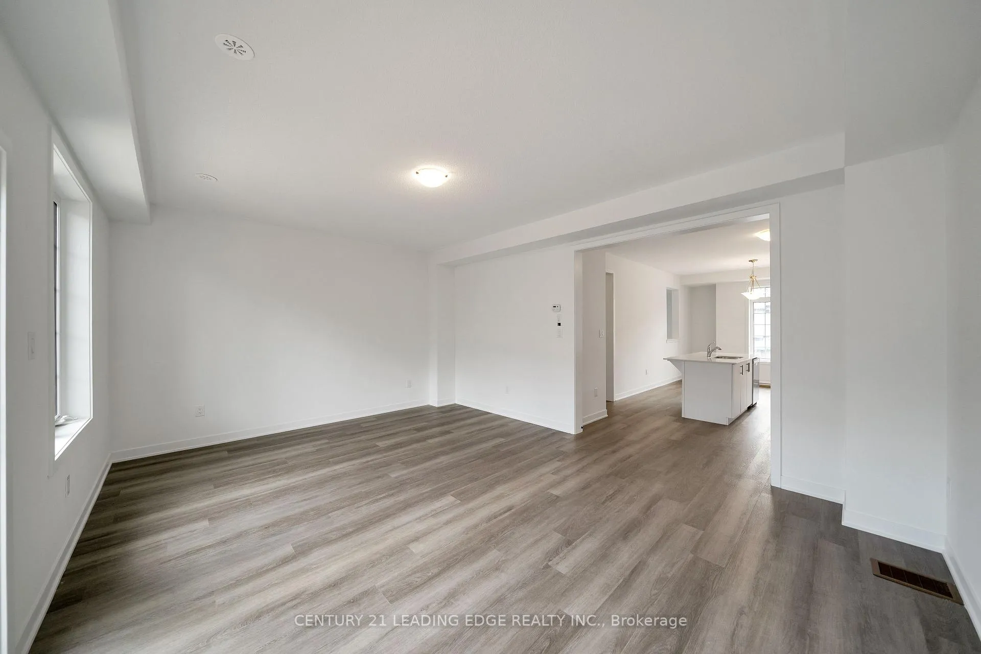 Photo 10 of 19 Calloway Way, Whitby, Downtown Whitby — HOMEH