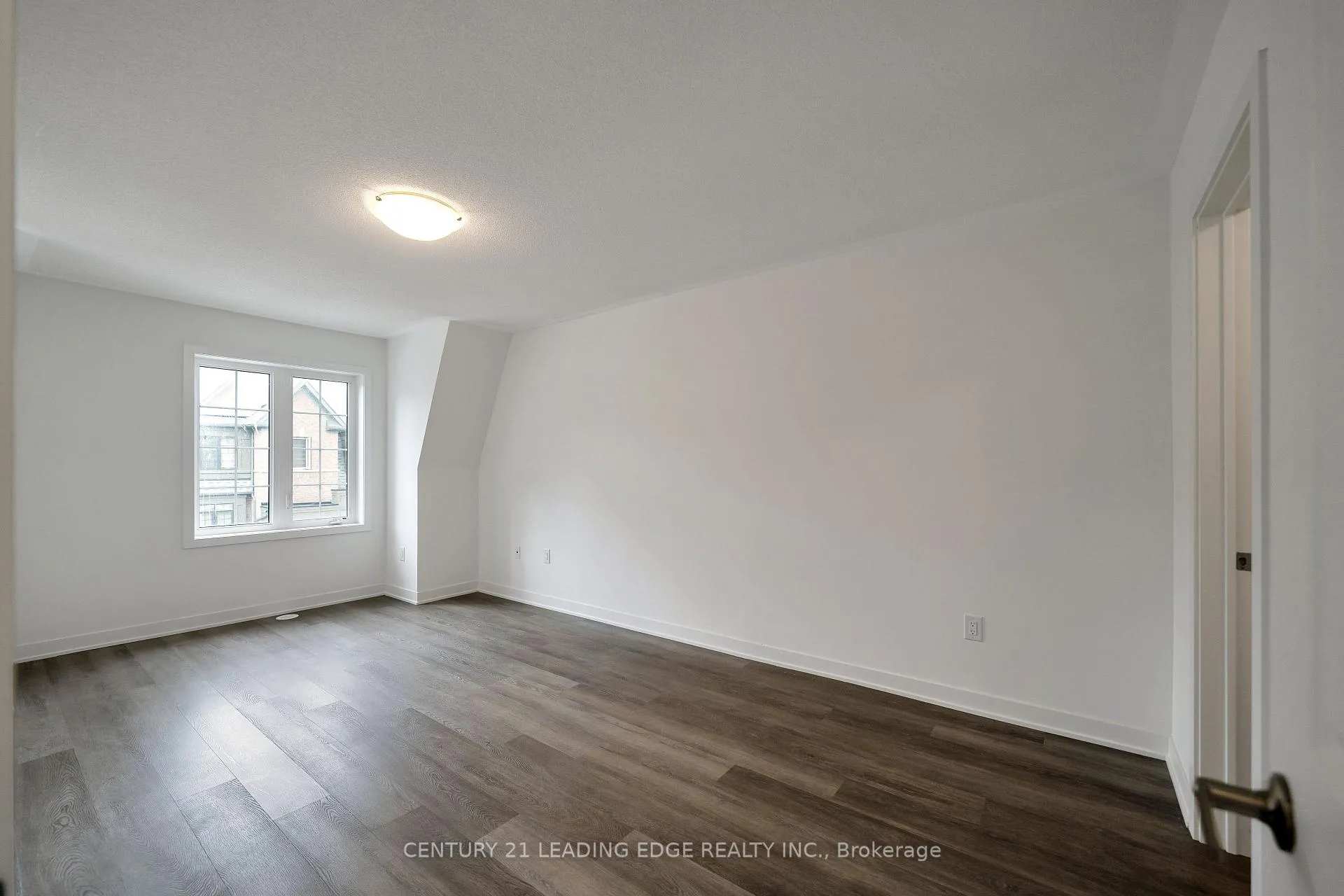 Photo 15 of 19 Calloway Way, Whitby, Downtown Whitby — HOMEH