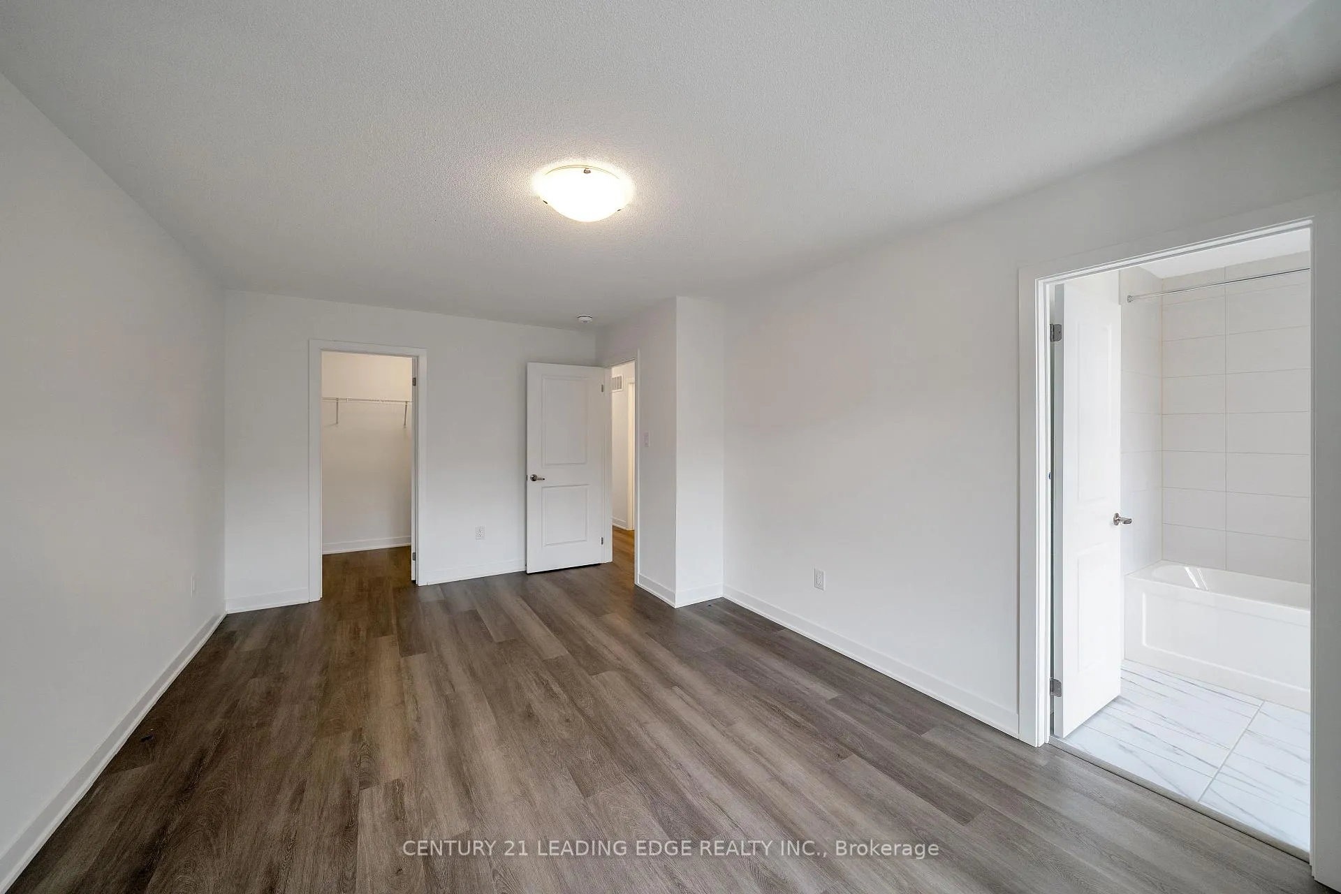 Photo 17 of 19 Calloway Way, Whitby, Downtown Whitby — HOMEH