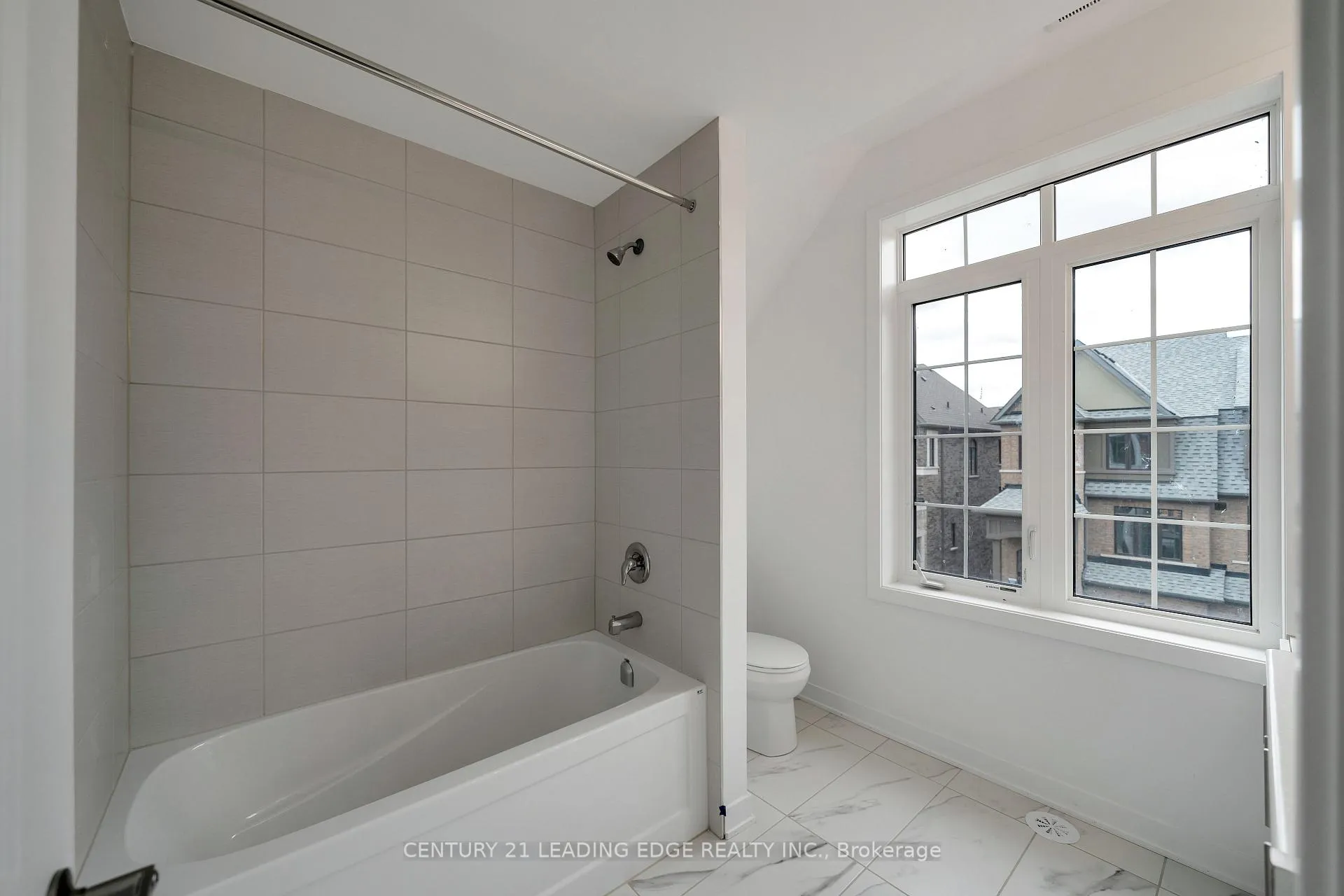 Photo 18 of 19 Calloway Way, Whitby, Downtown Whitby — HOMEH