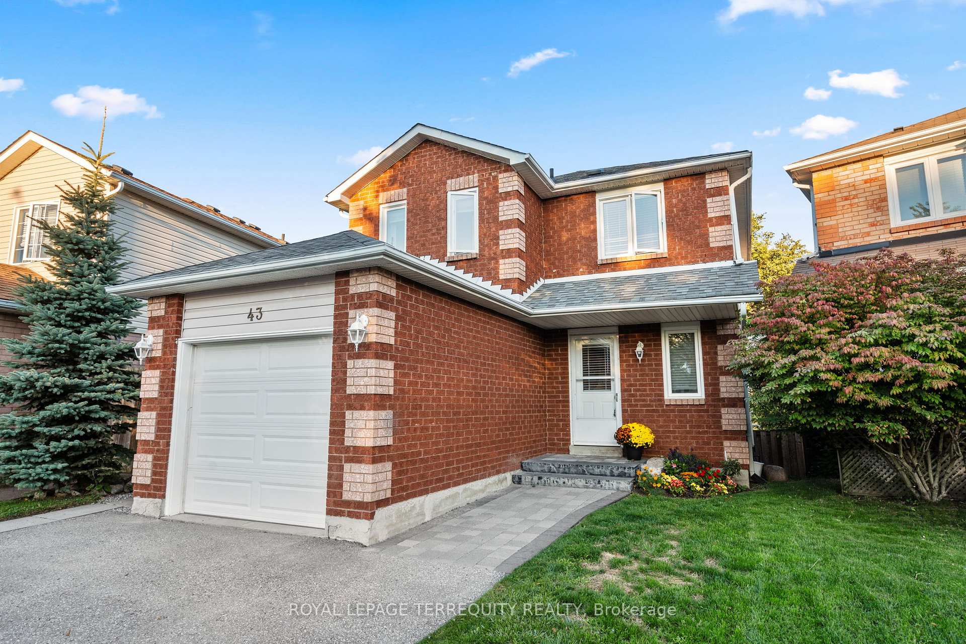 Photo 2 of 43 Champine Square, Clarington, Bowmanville — HOMEH