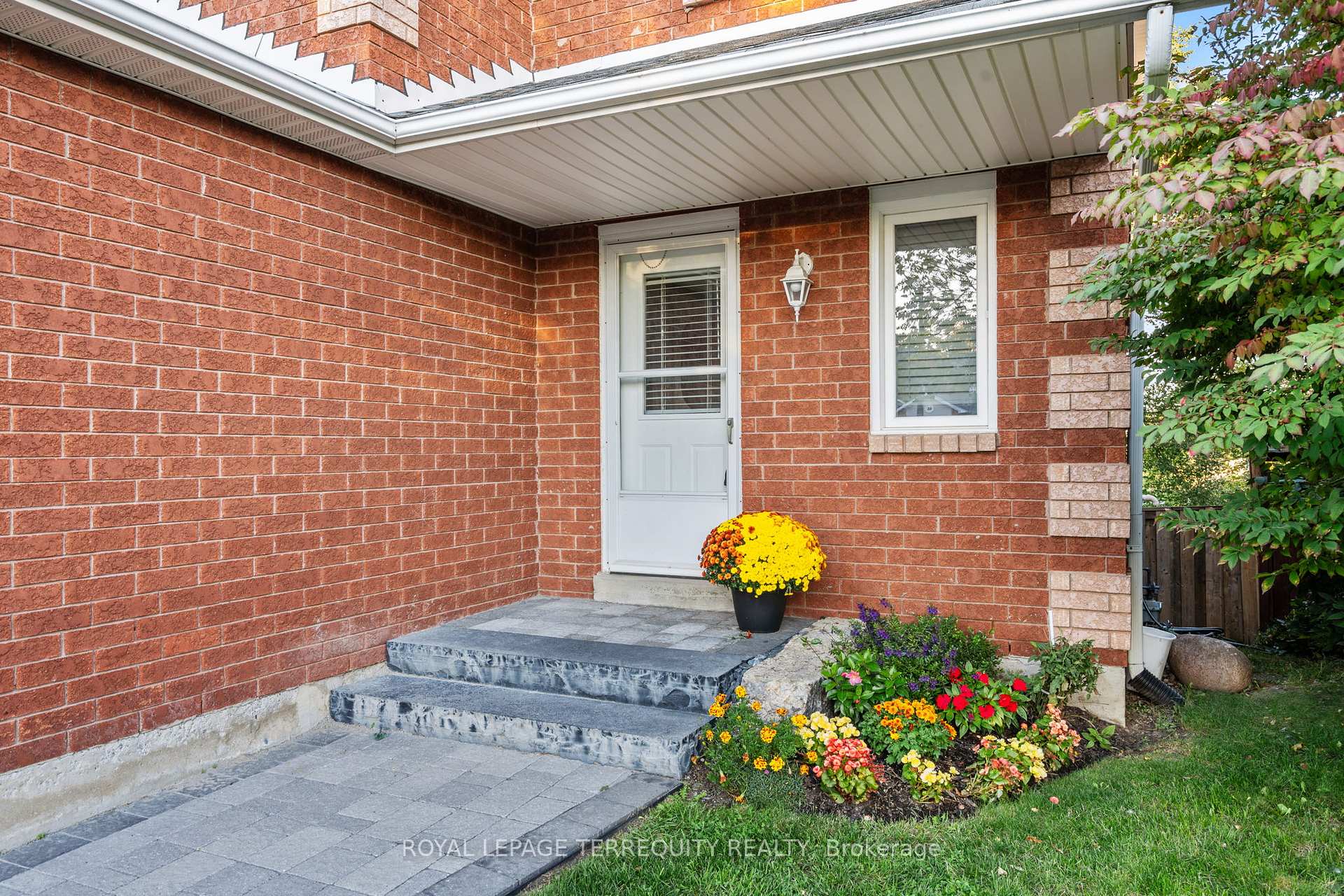Photo 3 of 43 Champine Square, Clarington, Bowmanville — HOMEH