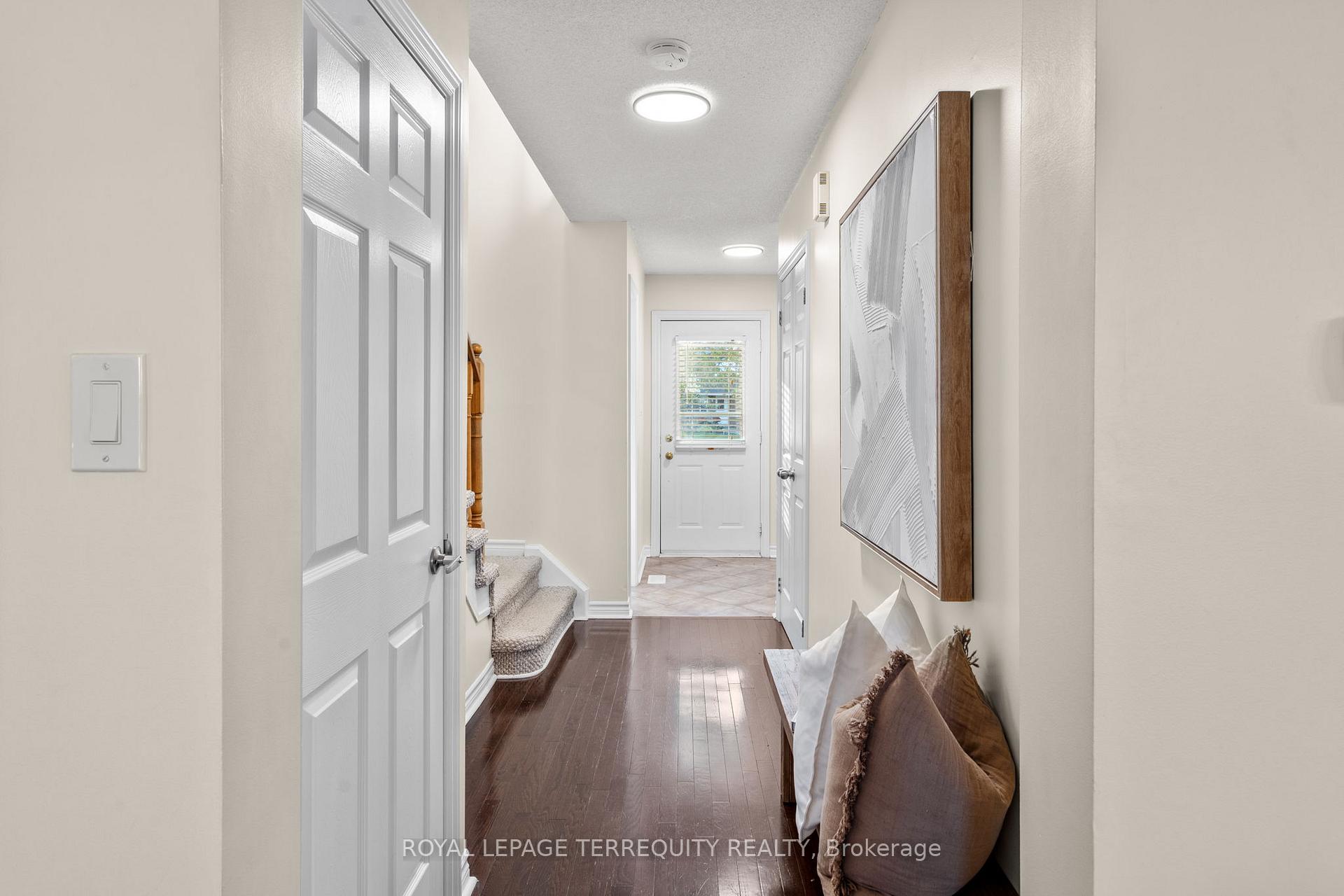Photo 4 of 43 Champine Square, Clarington, Bowmanville — HOMEH