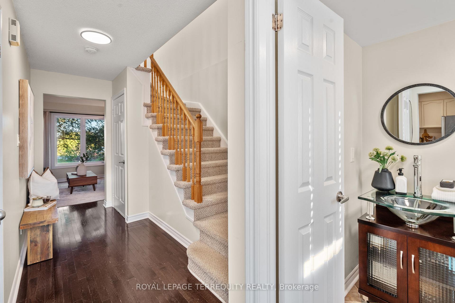 Photo 5 of 43 Champine Square, Clarington, Bowmanville — HOMEH