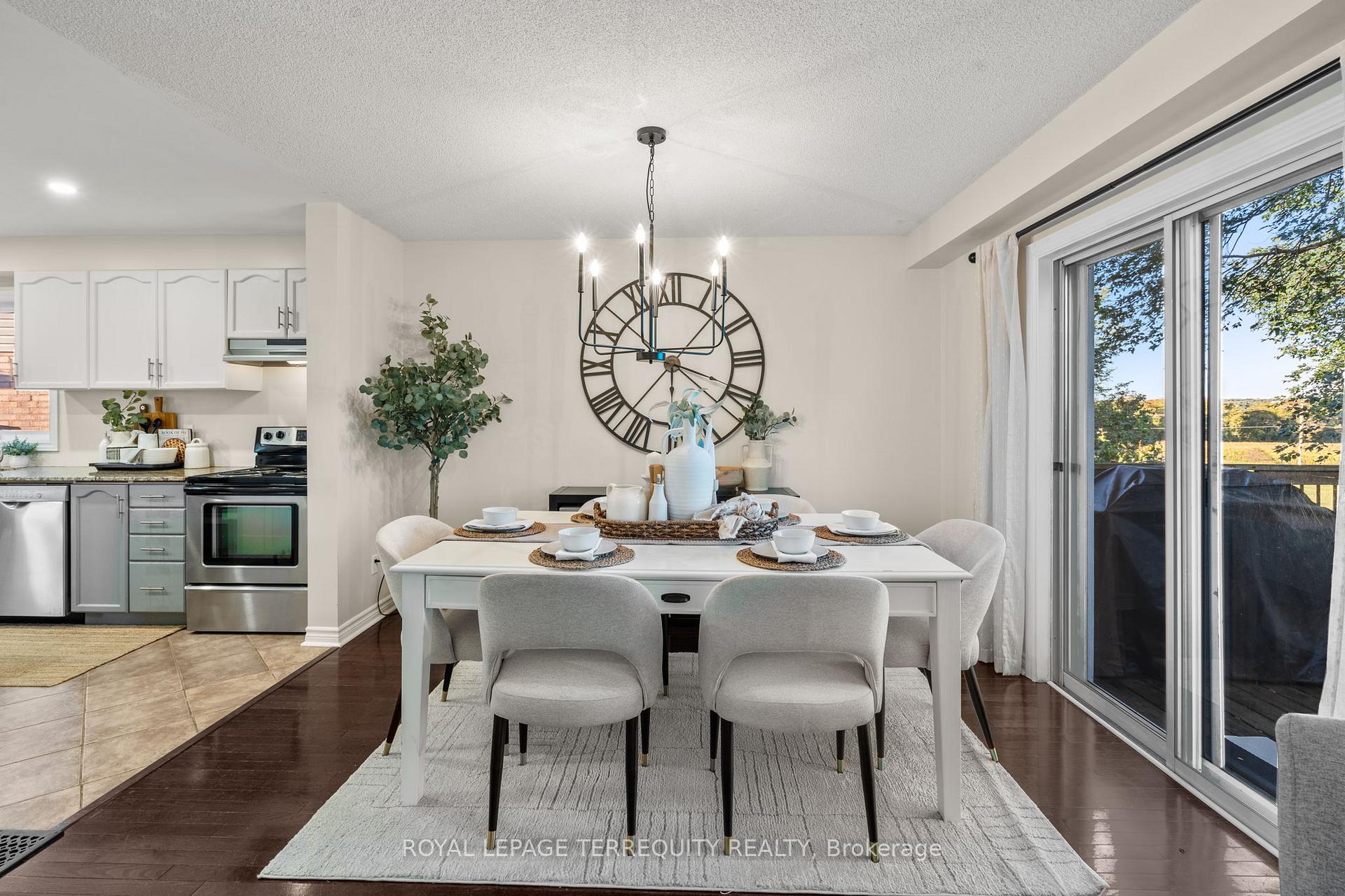 Photo 11 of 43 Champine Square, Clarington, Bowmanville — HOMEH