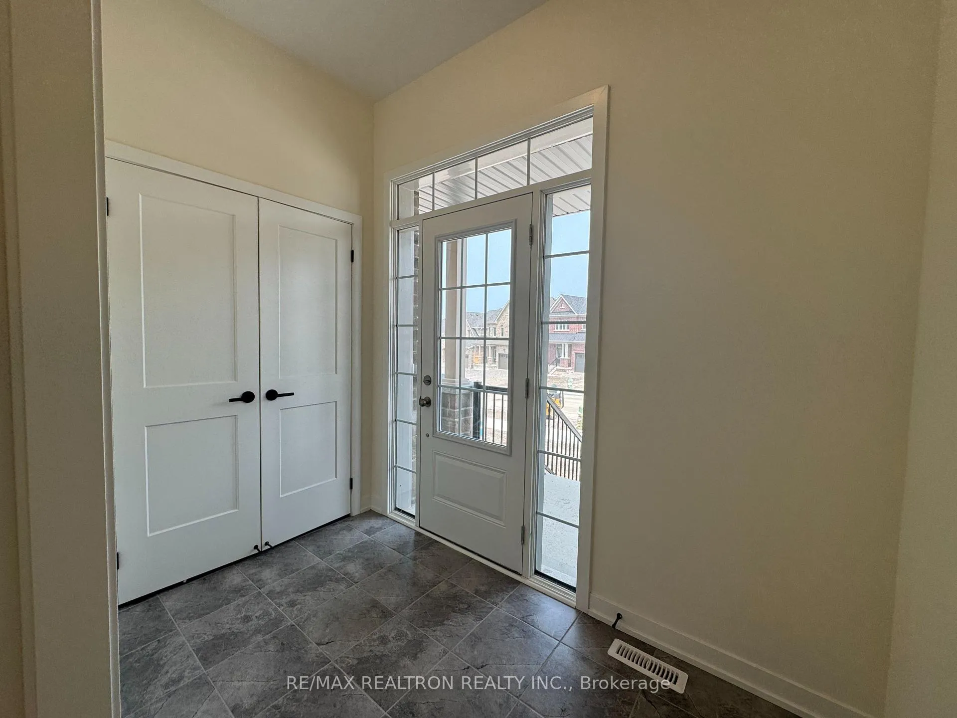Photo 2 of 70 N Gdn Boulevard, Scugog, Port Perry — HOMEH